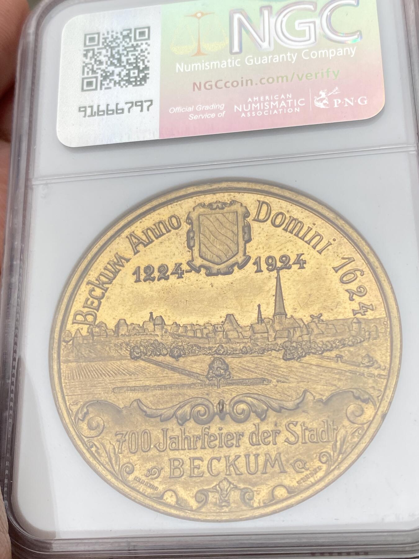 万国钱币拍卖第055期 NGC MS65 1924年德国贝库姆建城700周年纪念镀金大铜章 顶级BU精制镜面高浮雕 城市景观被黄金覆盖 富丽堂皇 44MM 29.2G