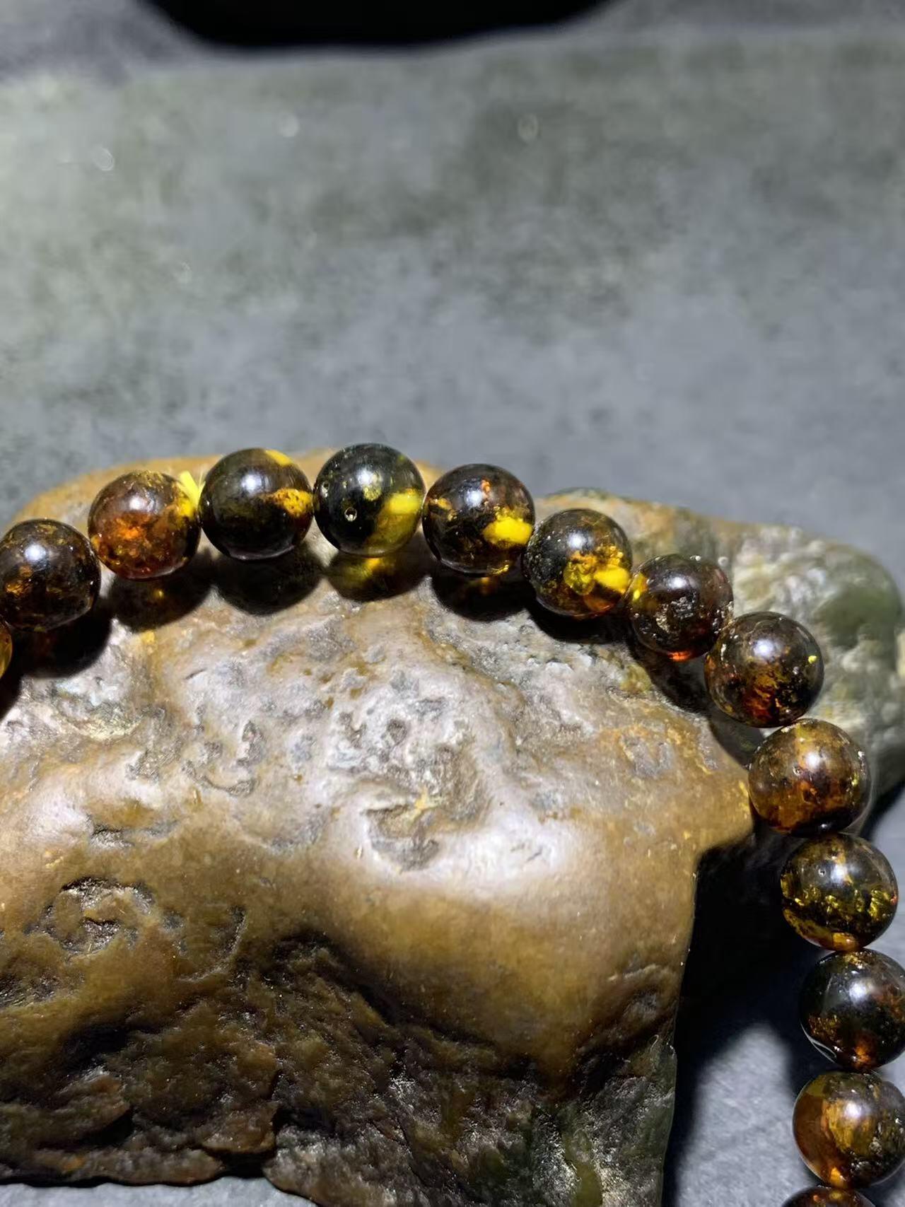 乌克兰花珀随形手串一条，