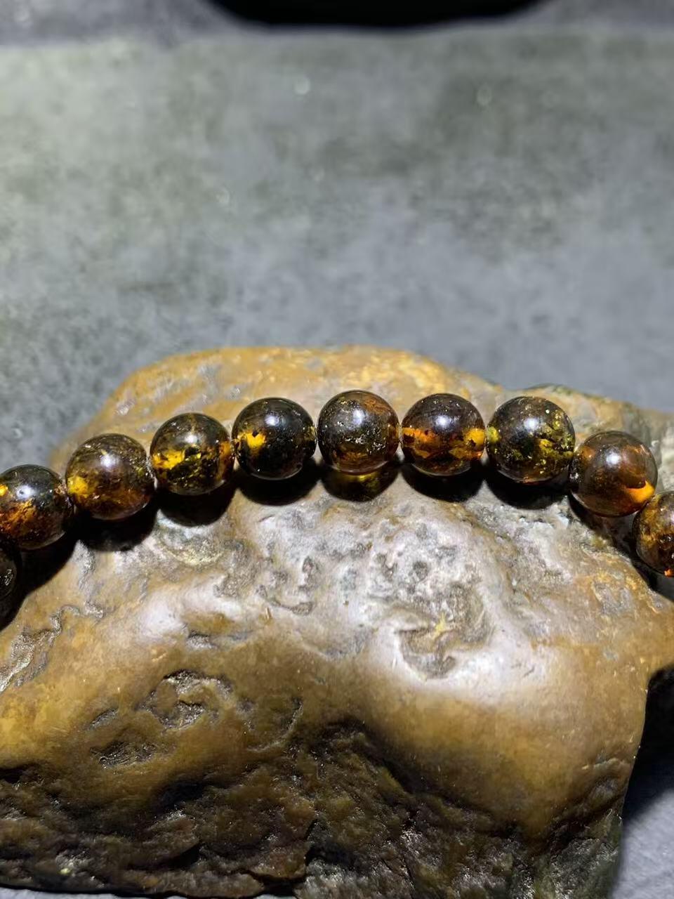 乌克兰花珀随形手串一条，