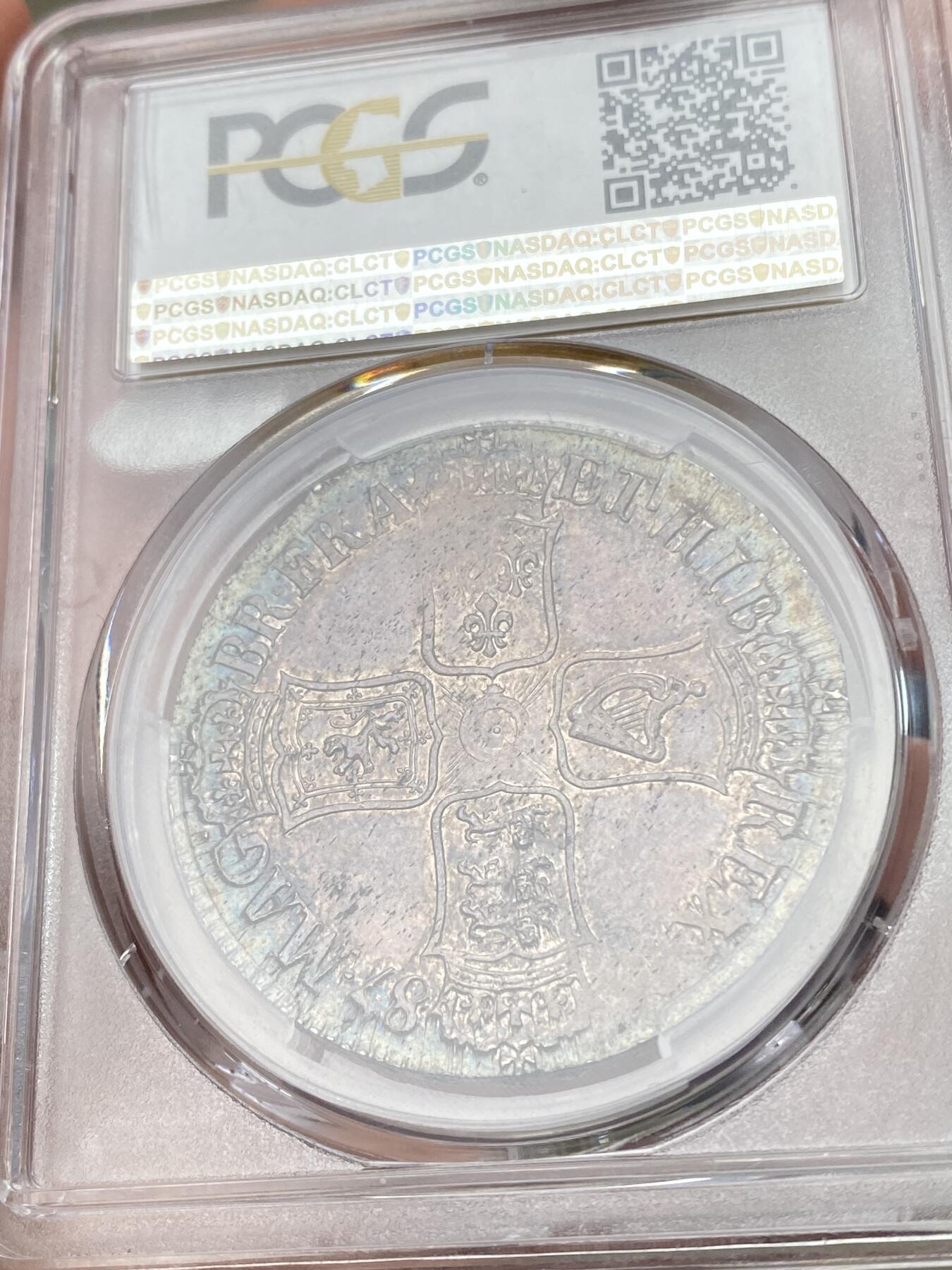 万国钱币拍卖第055期 PCGS MS63 1687年英国詹姆斯二世克朗 斯图亚特王朝复辟后第二位国王 柔美的英式乌云五彩倒影包浆 机铸纹清晰可见 底板转光依旧 WING金标认证的顶级状态 对于一枚17世纪的英国克朗来说已是可遇不可求的典藏品质