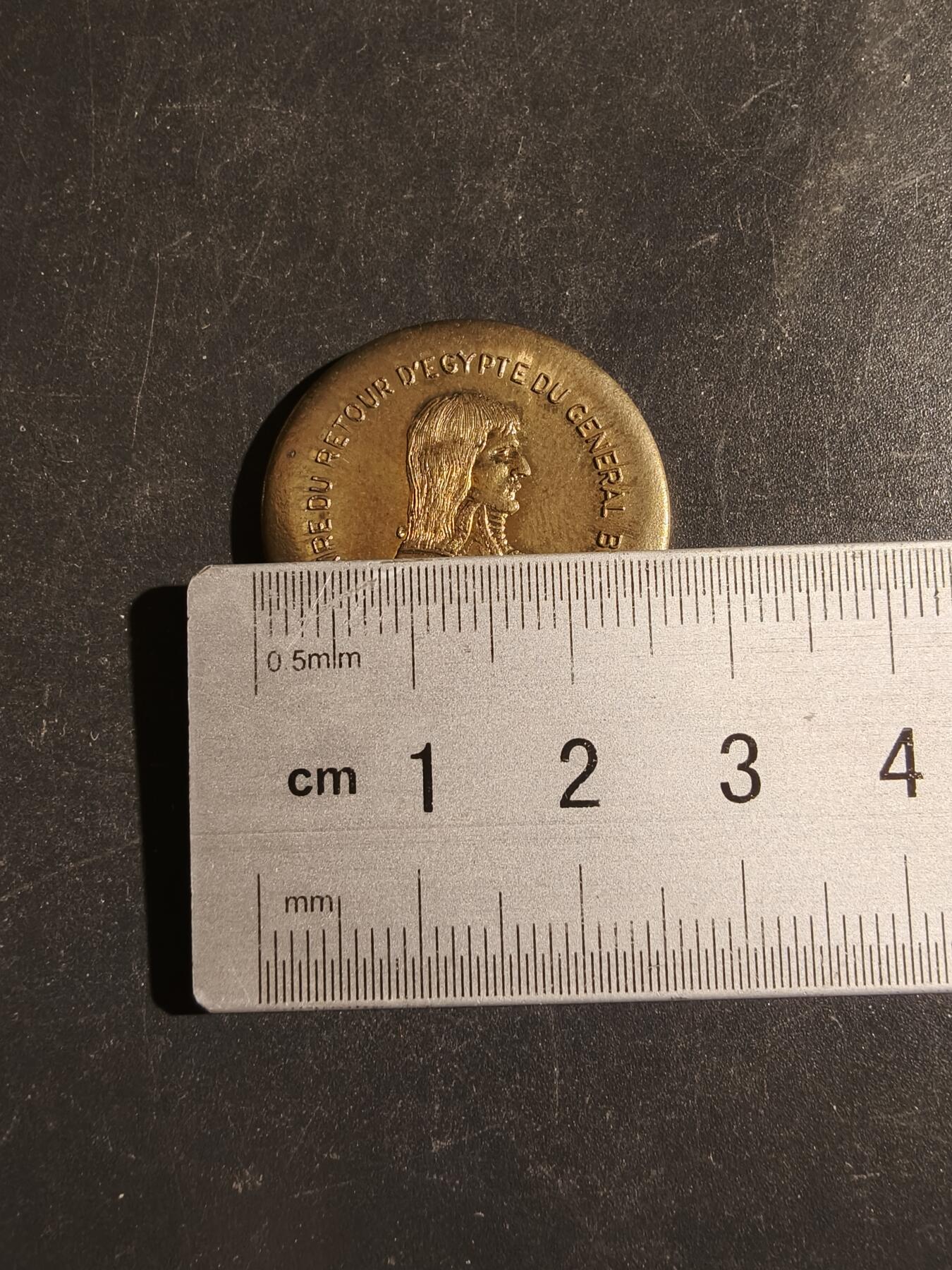 老王徽章第163期 13-15日三场连拍 16日统一发货  13、14日结束后可寄存 法国1999年圣拉斐尔集邮博览会纪念章    青年拿破仑头像     原盒     直径27mm.    重量9.1g