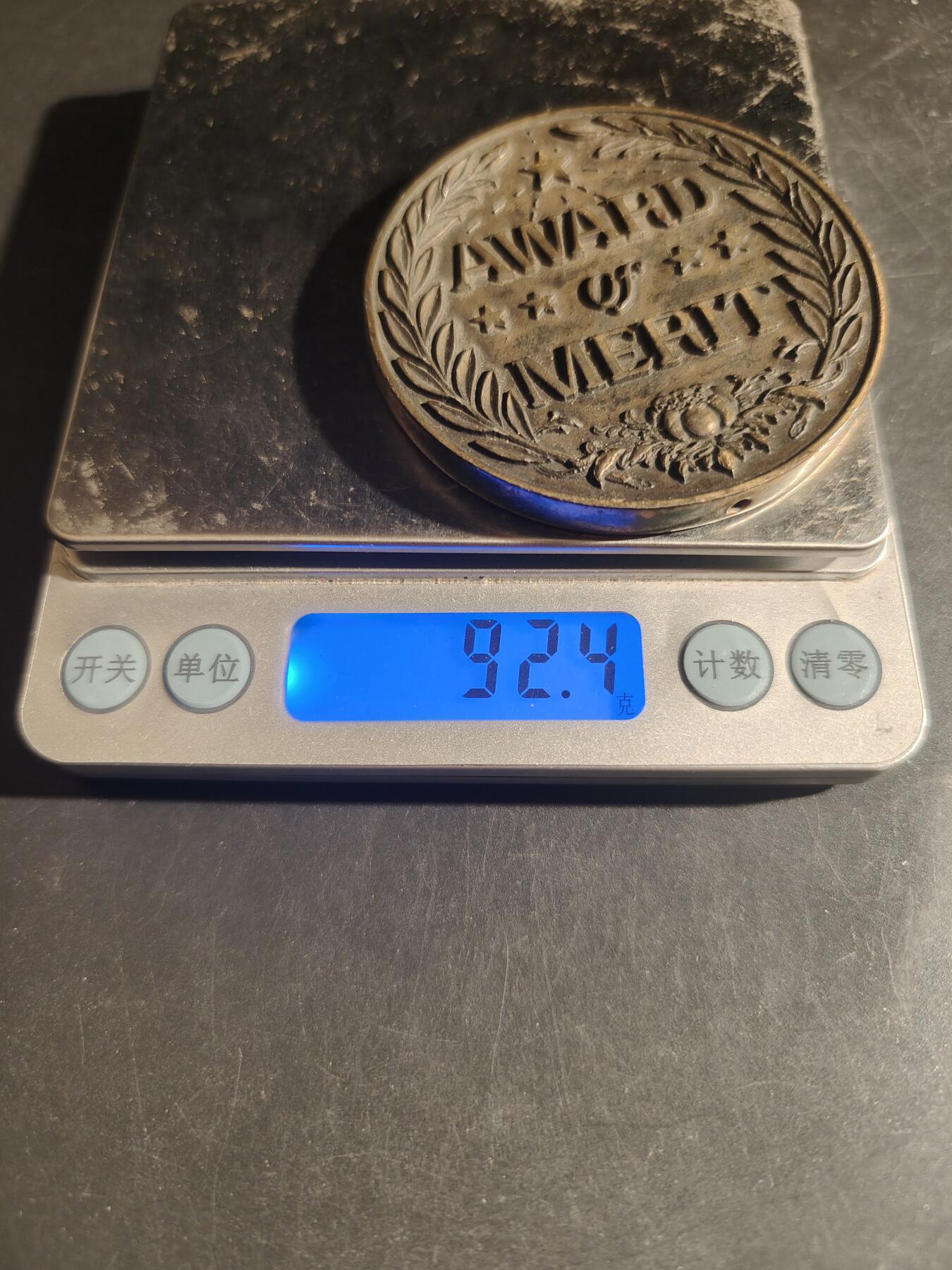 老王徽章第163期 13-15日三场连拍 16日统一发货  13、14日结束后可寄存 美国功绩纪念章     直径62mm.    重量92.4g