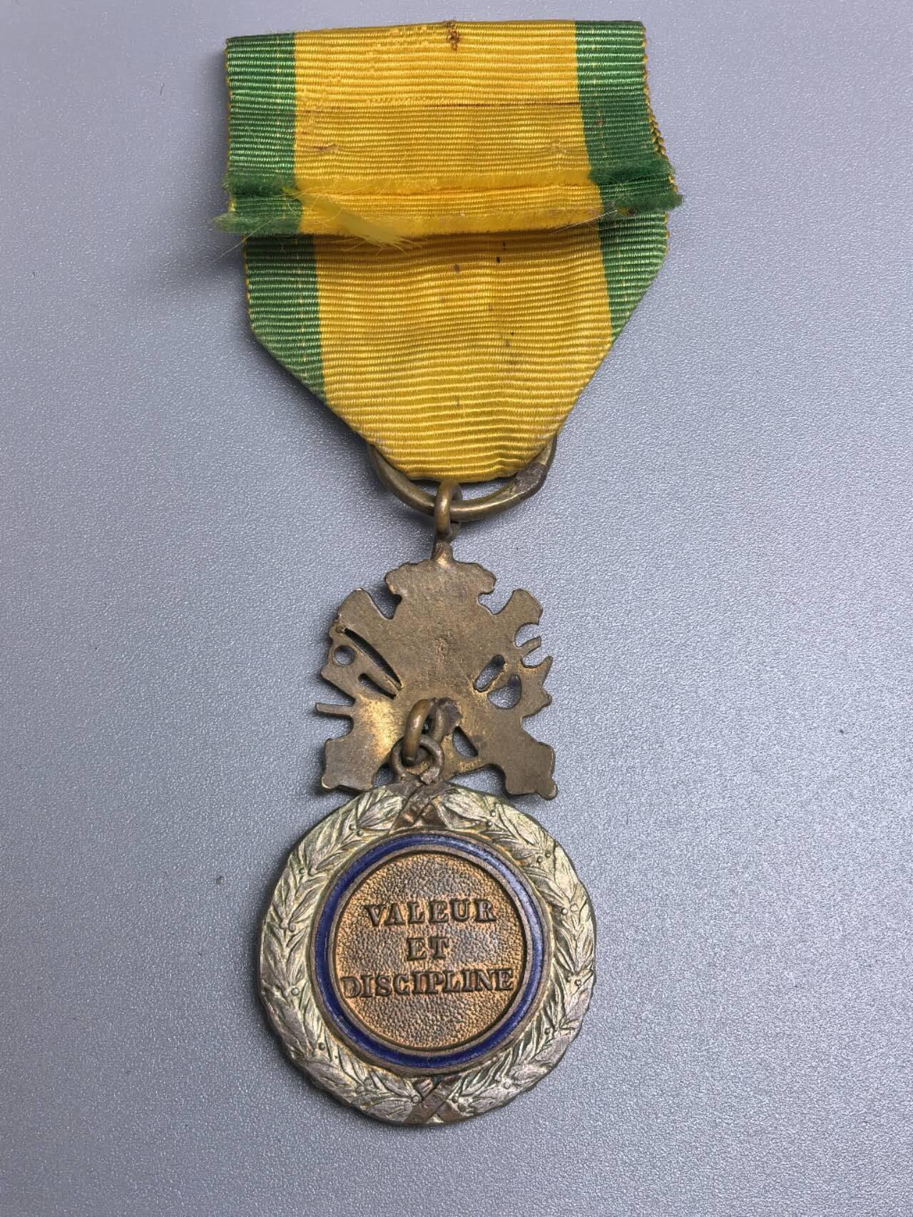 小驴勋章奖章收藏11月15日周六晚五点拍卖（珍爱和平，收藏战争，铭记历史，勿忘国耻，忠党爱国。有偿代拍，送拍规则在简介最后，参拍须阅读规则后再参拍，关系到运费包装发货时效真假辨别等关键信息，拍卖时不再发原图，看大图店主微信码在拍卖店铺介绍里）