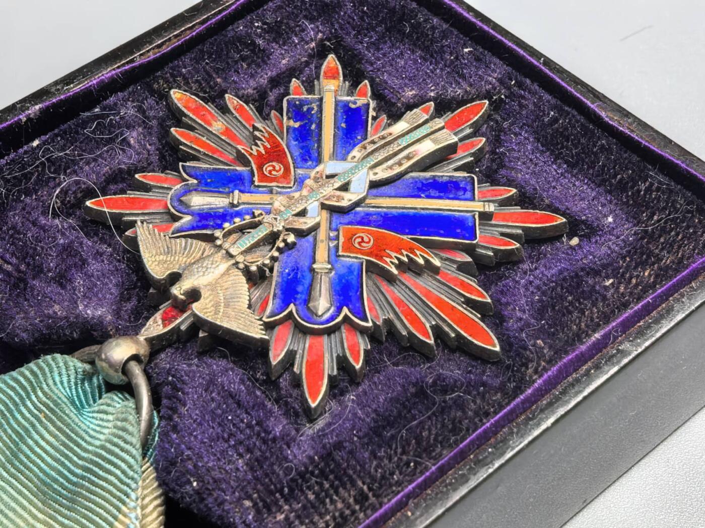 小驴勋章奖章收藏11月15日周六晚五点拍卖（珍爱和平，收藏战争，铭记历史，勿忘国耻，忠党爱国。有偿代拍，送拍规则在简介最后，参拍须阅读规则后再参拍，关系到运费包装发货时效真假辨别等关键信息，拍卖时不再发原图，看大图店主微信码在拍卖店铺介绍里） 金鵄，五等章配四等盒，品如图