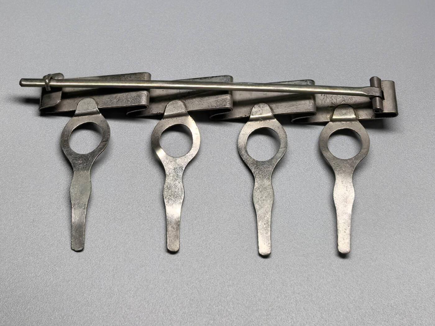 小驴勋章奖章收藏11月15日周六晚五点拍卖（珍爱和平，收藏战争，铭记历史，勿忘国耻，忠党爱国。有偿代拍，送拍规则在简介最后，参拍须阅读规则后再参拍，关系到运费包装发货时效真假辨别等关键信息，拍卖时不再发原图，看大图店主微信码在拍卖店铺介绍里） 日本战时钢制四连挂