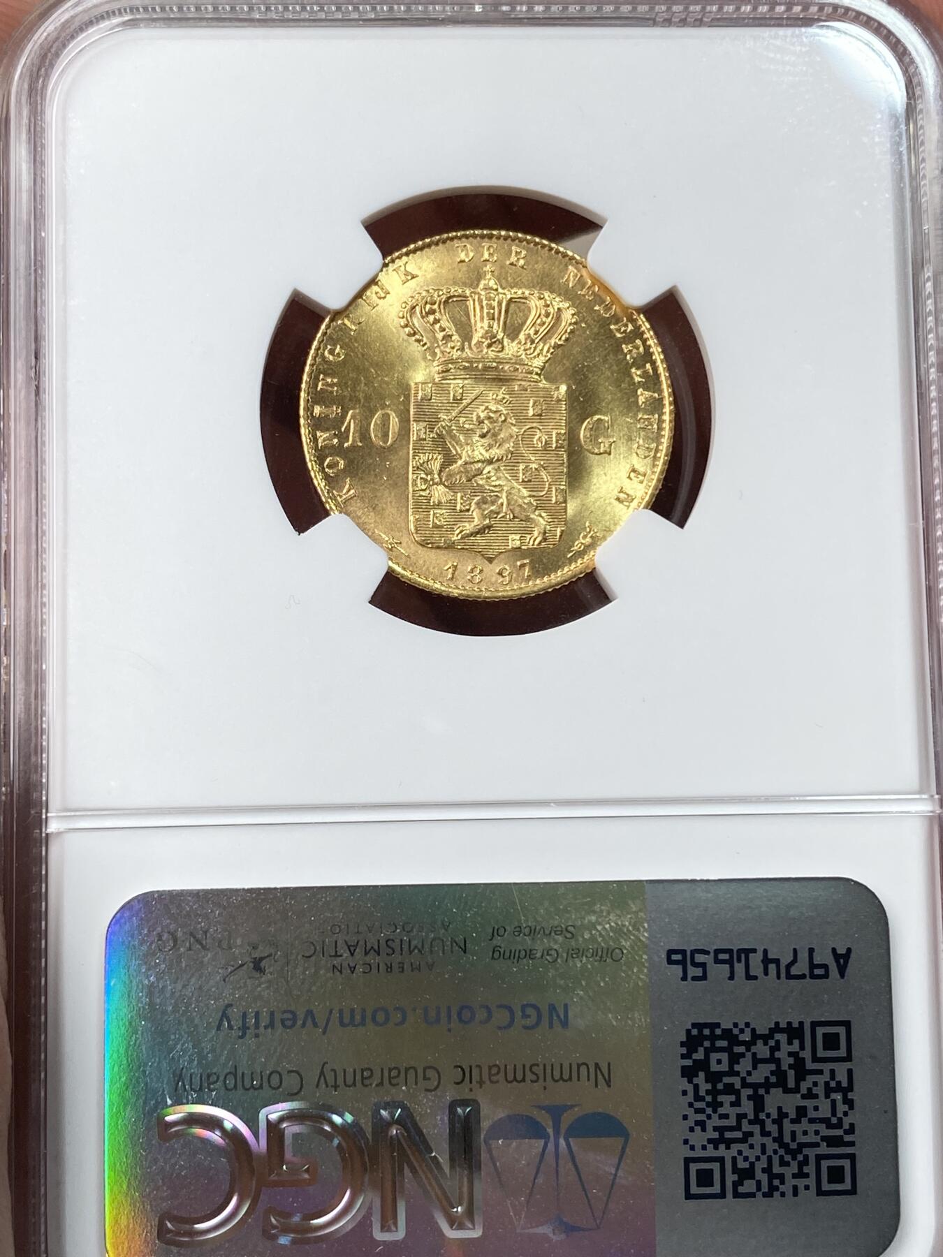 万国钱币拍卖第055期 NGC MS64 1897年荷兰威廉明娜女王萝莉头10盾金币 少见版本 发行量不到50万枚 邮票光泽丝绸底板 6.45G 900金