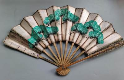 七河·世界钱币杂件水晶矿标小拍（总第28期） - 藏家出品X625  邻国老折扇一件 松树图案 本件拍品由合作藏家负责邮寄。