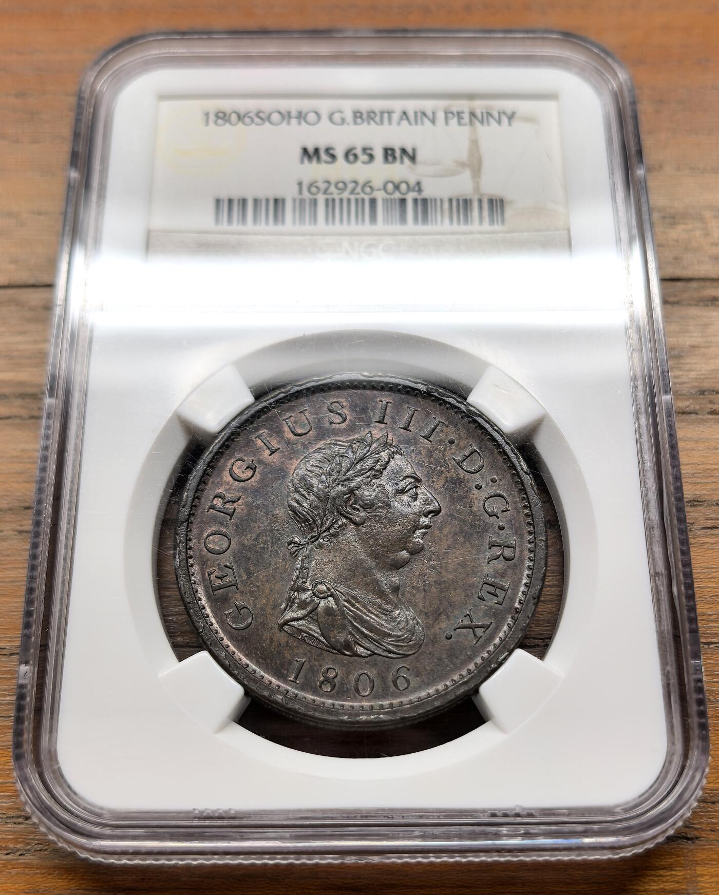 泉海漫舟·凡希社世界钱币微拍第三百十四期 1805英国乔三便士大铜NGC-MS65，220时光凝结而成的温润厚重，收藏级品质。SOHO运用最新改良的模具垫圈大规模铸造的铜币品种，这种新式垫圈大大提高了硬币的防伪性和耐磨性，代表了当时最高的铸币工艺。