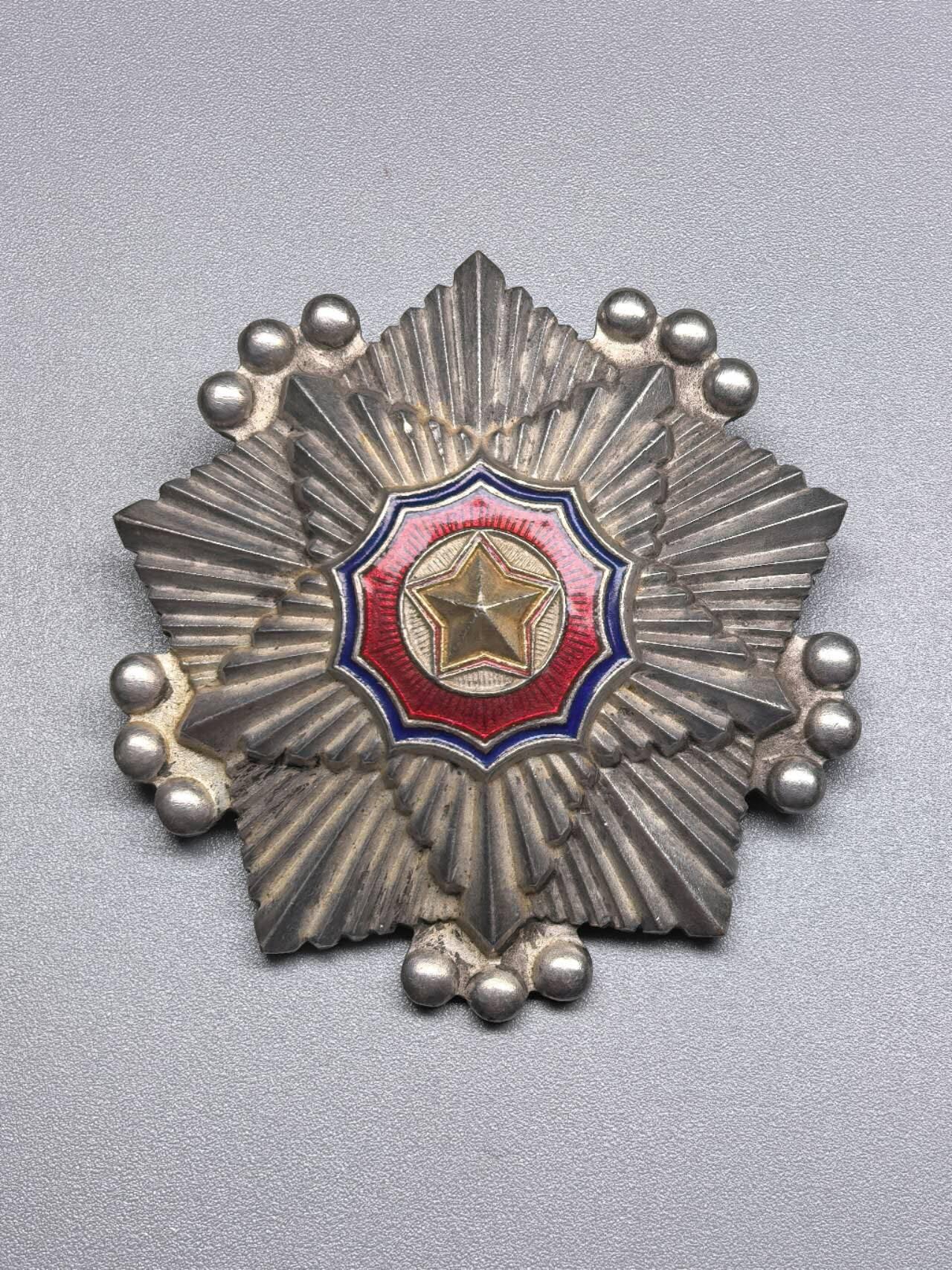 小驴勋章奖章收藏11月15日周六晚五点拍卖（珍爱和平，收藏战争，铭记历史，勿忘国耻，忠党爱国。有偿代拍，送拍规则在简介最后，参拍须阅读规则后再参拍，关系到运费包装发货时效真假辨别等关键信息，拍卖时不再发原图，看大图店主微信码在拍卖店铺介绍里）