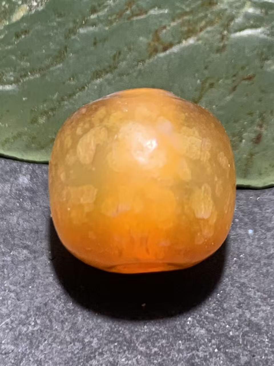 高玉化橘黄色奶油皮风化纹玛瑙随形老形珠一颗