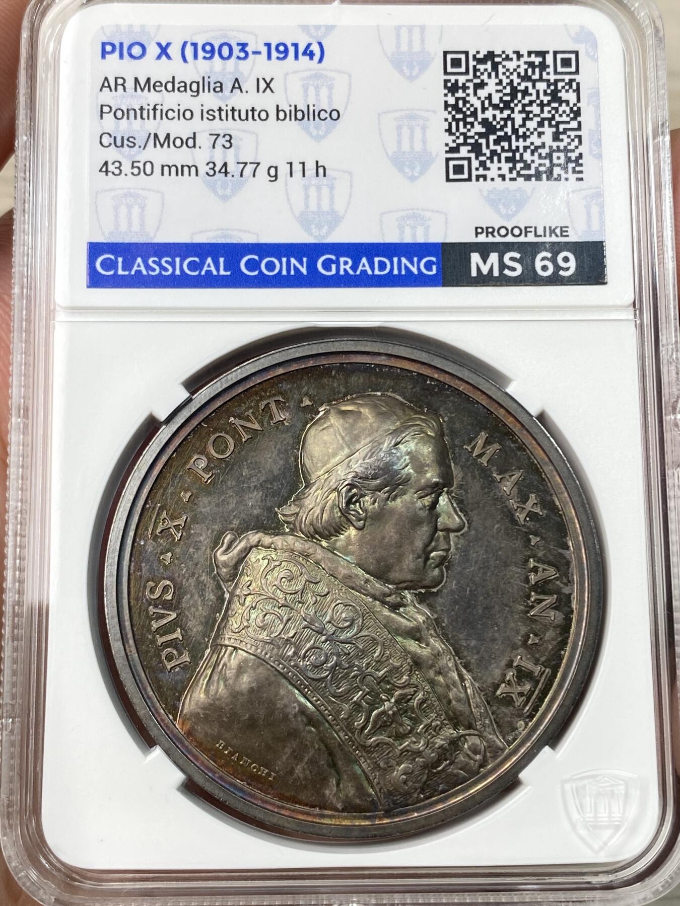 万国钱币拍卖第055期 CCG MS69 1912年梵蒂冈教皇国圣经研究所学院成立纪念大银章 罗马造币厂铸 底板均匀孔雀蓝幻彩与浮雕的喷砂交辉相应极美 意大利本土评级 分数仅供参考