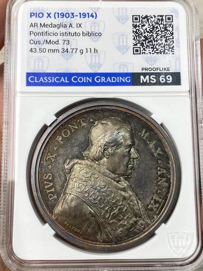 万国钱币拍卖第055期 - CCG MS69 1912年梵蒂冈教皇国圣经研究所学院成立纪念大银章 罗马造币厂铸 底板均匀孔雀蓝幻彩与浮雕的喷砂交辉相应极美 意大利本土评级 分数仅供参考