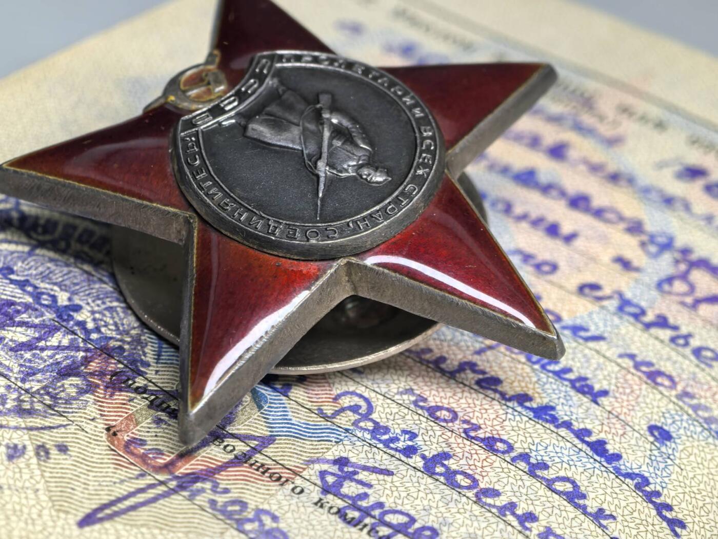 小驴勋章奖章收藏11月15日周六晚五点拍卖（珍爱和平，收藏战争，铭记历史，勿忘国耻，忠党爱国。有偿代拍，送拍规则在简介最后，参拍须阅读规则后再参拍，关系到运费包装发货时效真假辨别等关键信息，拍卖时不再发原图，看大图店主微信码在拍卖店铺介绍里） 二战红星两枚台阶版N0:145691,N01191731 ，红旗勋章（文字处脱皮），保卫高加索、战胜德国、建军三十周年，均带证书和部分电子档案。 主人：苏联空军工程兵少校 二战时是空军维修工程师，空军军校教官