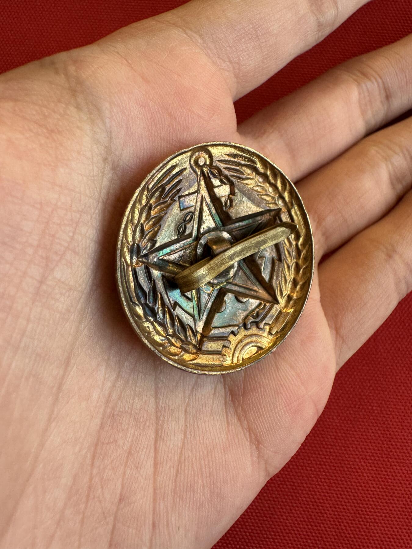 五哥徽章群   15号周六晚上八点4群联拍 帽徽