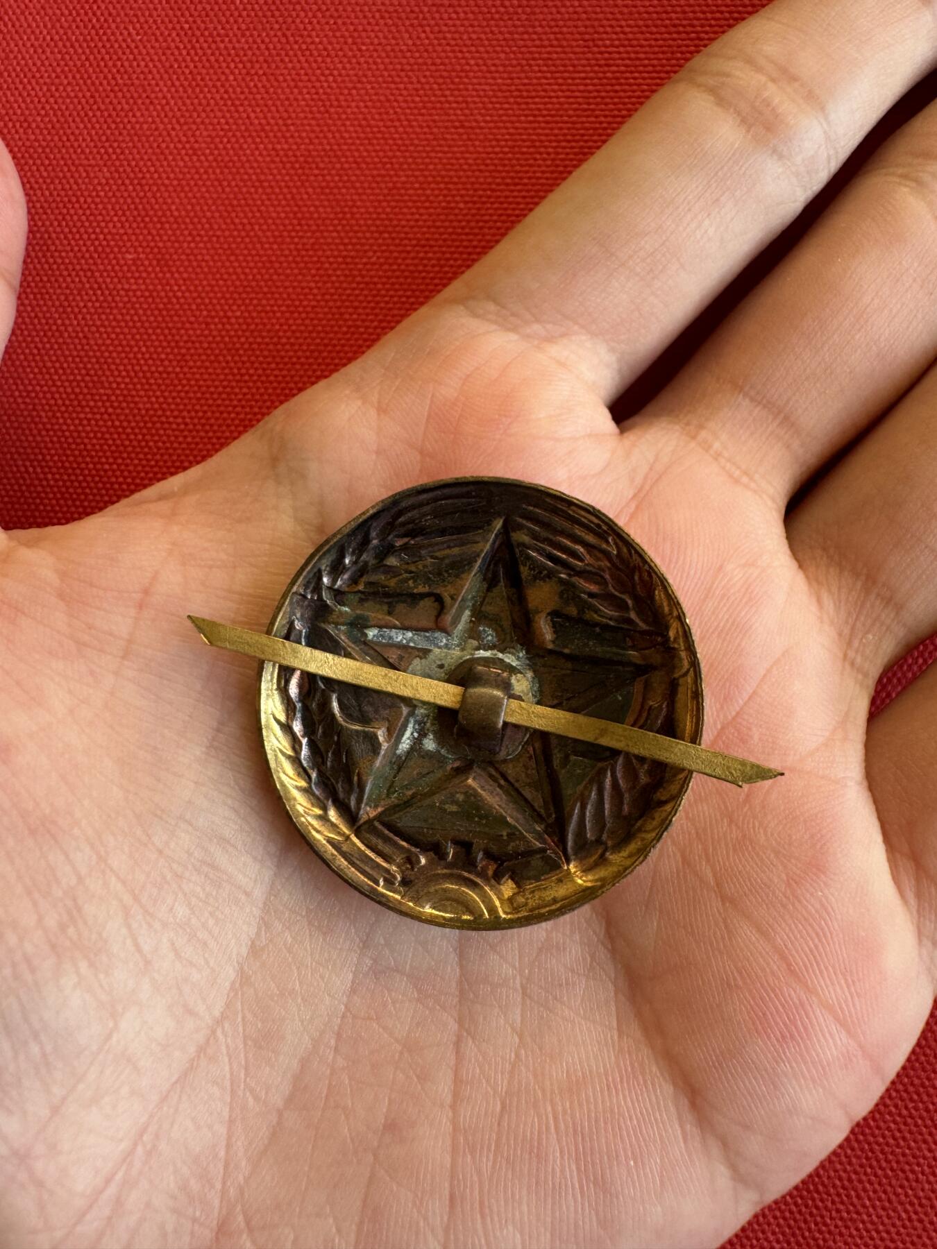 五哥徽章群   15号周六晚上八点4群联拍 帽徽