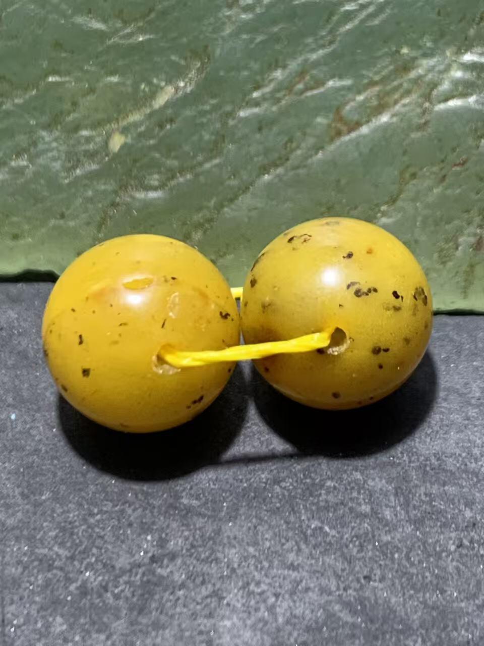 天然俄料蜜蜡通货圆珠一对，