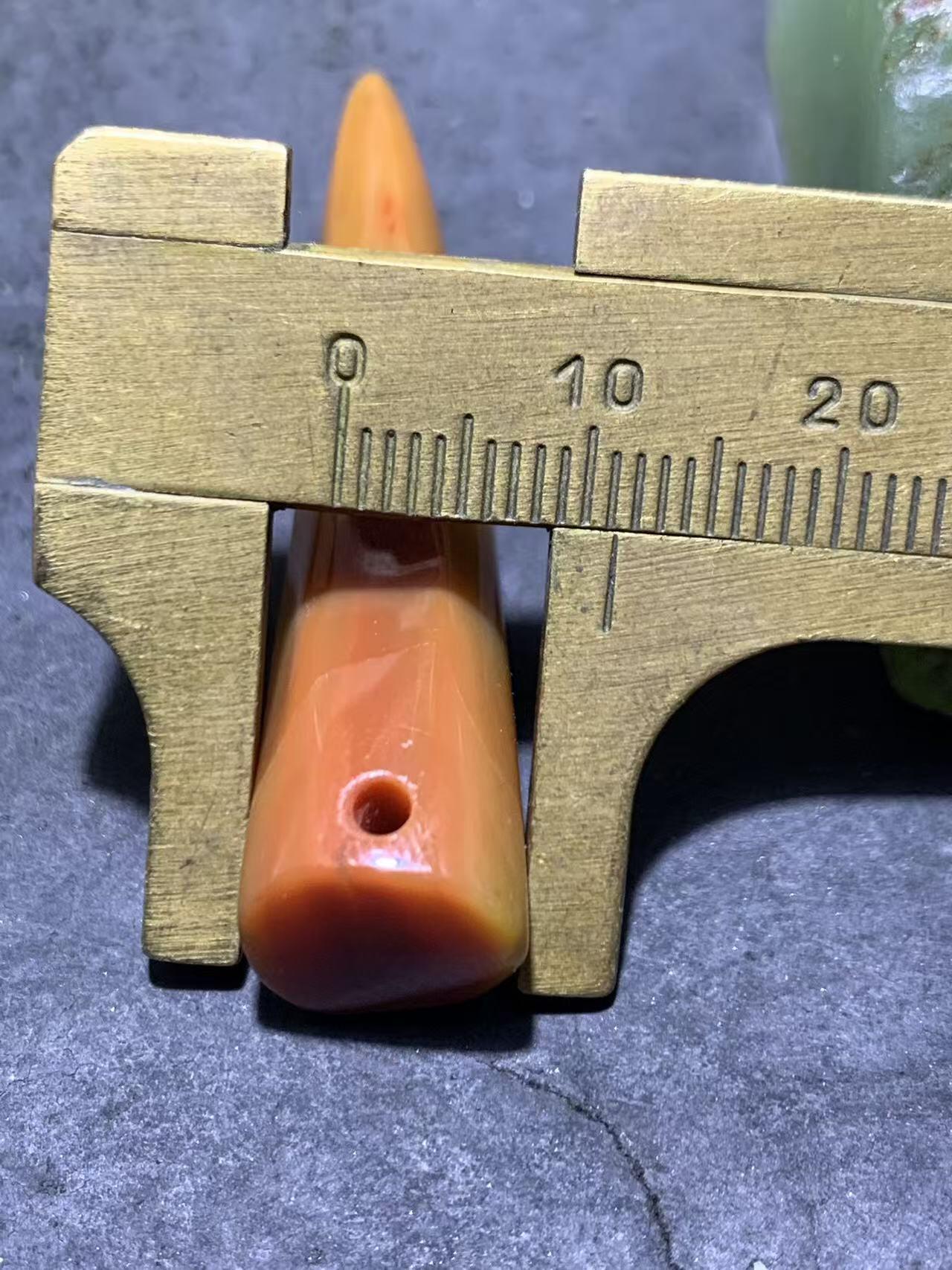 精美蒙料原皮冻料战国红随形玛瑙牙形吊坠一个，