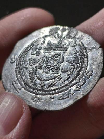 极品！早期阿拉伯造币，锡斯坦仿萨珊一德拉克马大银币，库斯老签名版，这种类型的好品极其难得，极品更是超级罕见了，这一枚属于非常顶级的品相