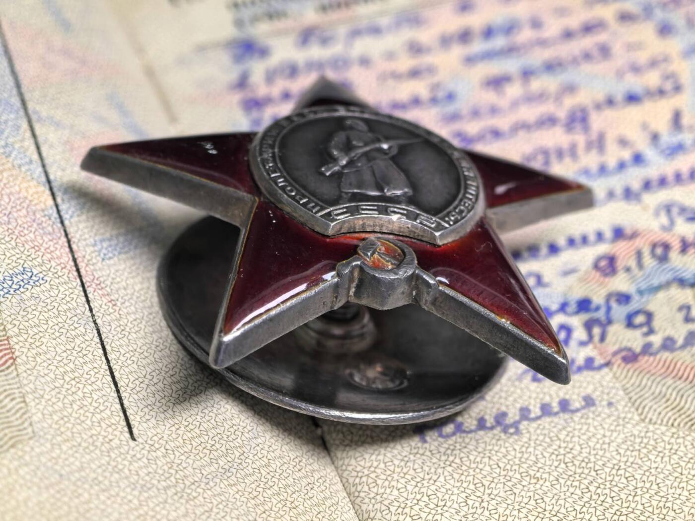 小驴勋章奖章收藏11月15日周六晚五点拍卖（珍爱和平，收藏战争，铭记历史，勿忘国耻，忠党爱国。有偿代拍，送拍规则在简介最后，参拍须阅读规则后再参拍，关系到运费包装发货时效真假辨别等关键信息，拍卖时不再发原图，看大图店主微信码在拍卖店铺介绍里） 二战红星两枚台阶版N0:145691,N01191731 ，红旗勋章（文字处脱皮），保卫高加索、战胜德国、建军三十周年，均带证书和部分电子档案。 主人：苏联空军工程兵少校 二战时是空军维修工程师，空军军校教官