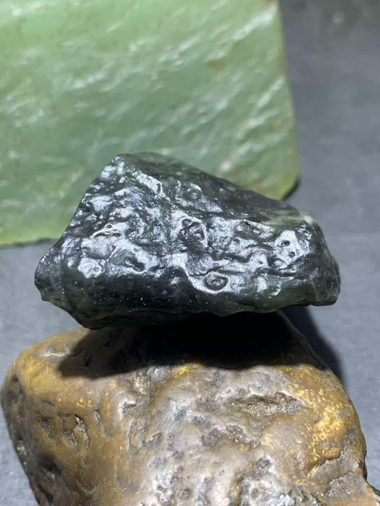 新疆戈壁风化纹和田玉青花玉原石一颗