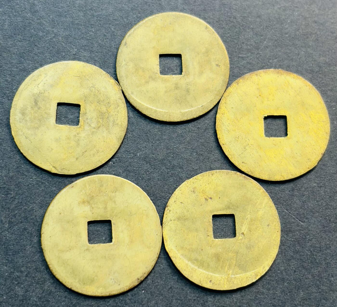 文馨钱币收藏第 281 场，【 长期接收代拍品】银元，银币，套币，纸币专场（本场截拍后休息三天，19 号发货） 少见安南启定通宝机制币，包含三枚透打币