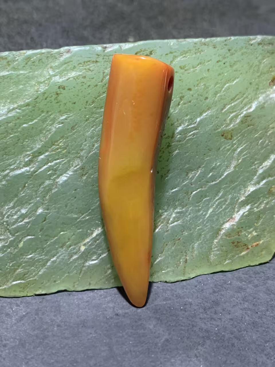 精美蒙料原皮冻料战国红随形玛瑙牙形吊坠一个，