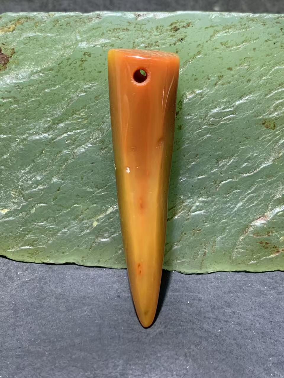 精美蒙料原皮冻料战国红随形玛瑙牙形吊坠一个，