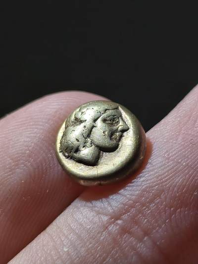 精品金金！古希腊莱斯博斯岛琥珀金赫克特一枚，正面是太阳神阿波罗，背面是长发头像，未确定类型，比较有趣，很可爱的小金豆