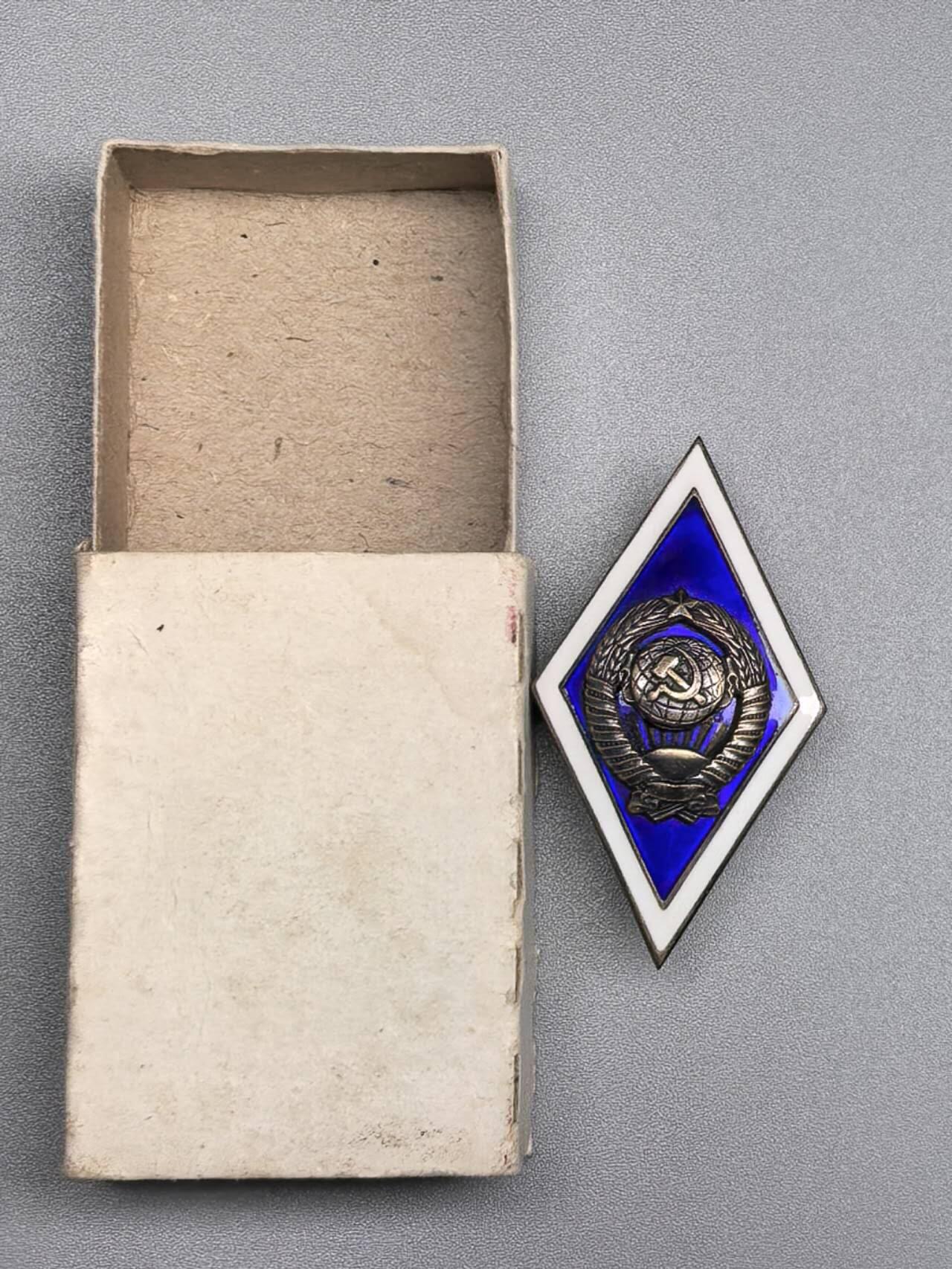 小驴勋章奖章收藏11月15日周六晚五点拍卖（珍爱和平，收藏战争，铭记历史，勿忘国耻，忠党爱国。有偿代拍，送拍规则在简介最后，参拍须阅读规则后再参拍，关系到运费包装发货时效真假辨别等关键信息，拍卖时不再发原图，看大图店主微信码在拍卖店铺介绍里）