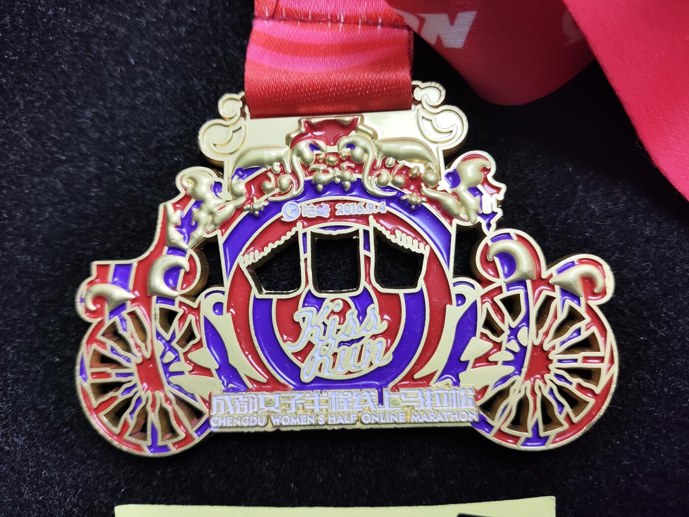 体育马拉松奖牌 2016年成都女子半程线上马拉松奖牌咕咚纪念章，金属材质，南瓜马车造型