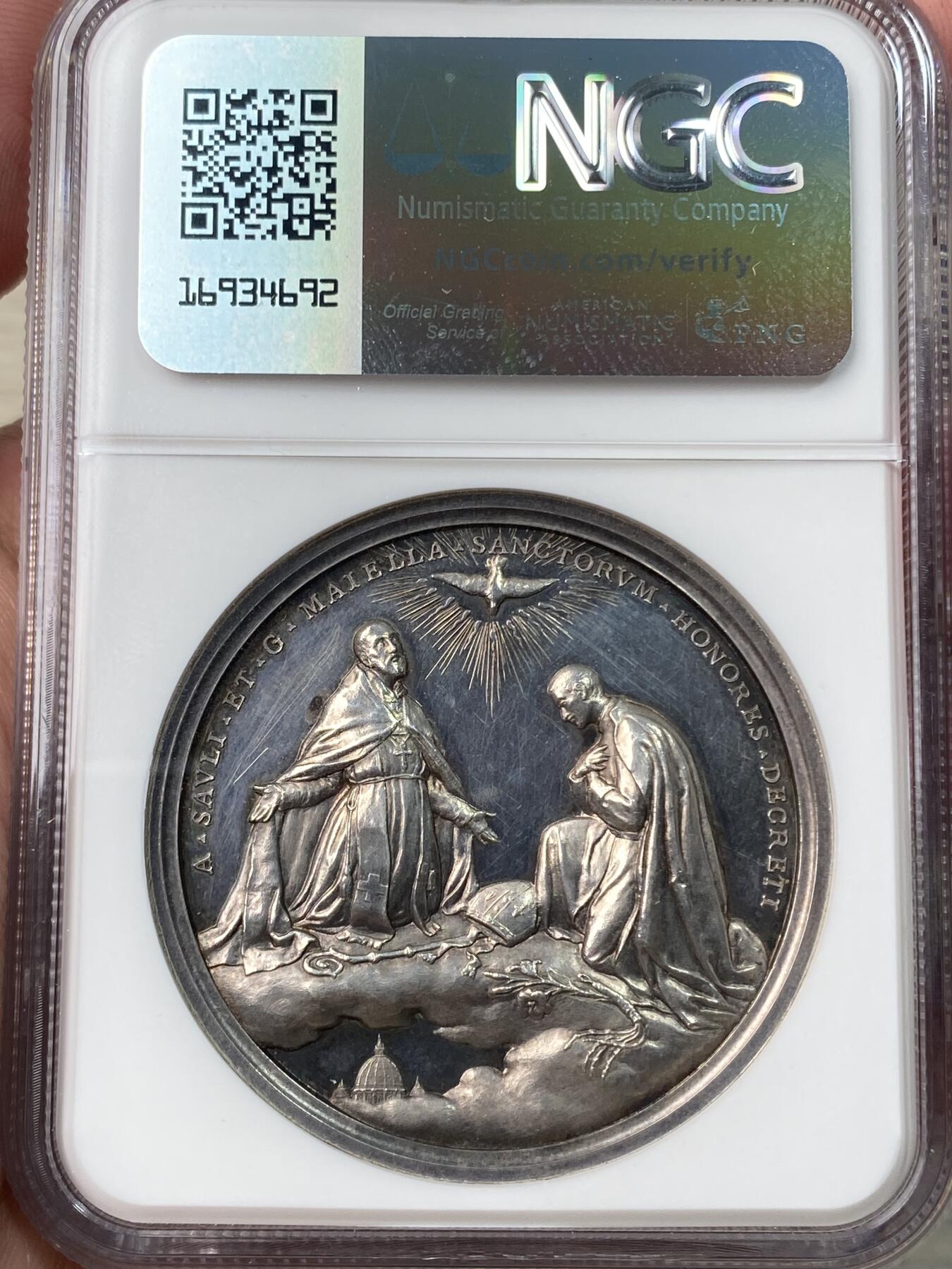 万国钱币拍卖第055期 NGC MS61 1904年梵蒂冈教皇国庇护十世纪念圣徒亚历山大·索利和杰拉德·马耶拉大银章 超高浮雕圣徒亚历山大·索利和杰拉德·马耶拉在圣灵的照耀下诵读圣训