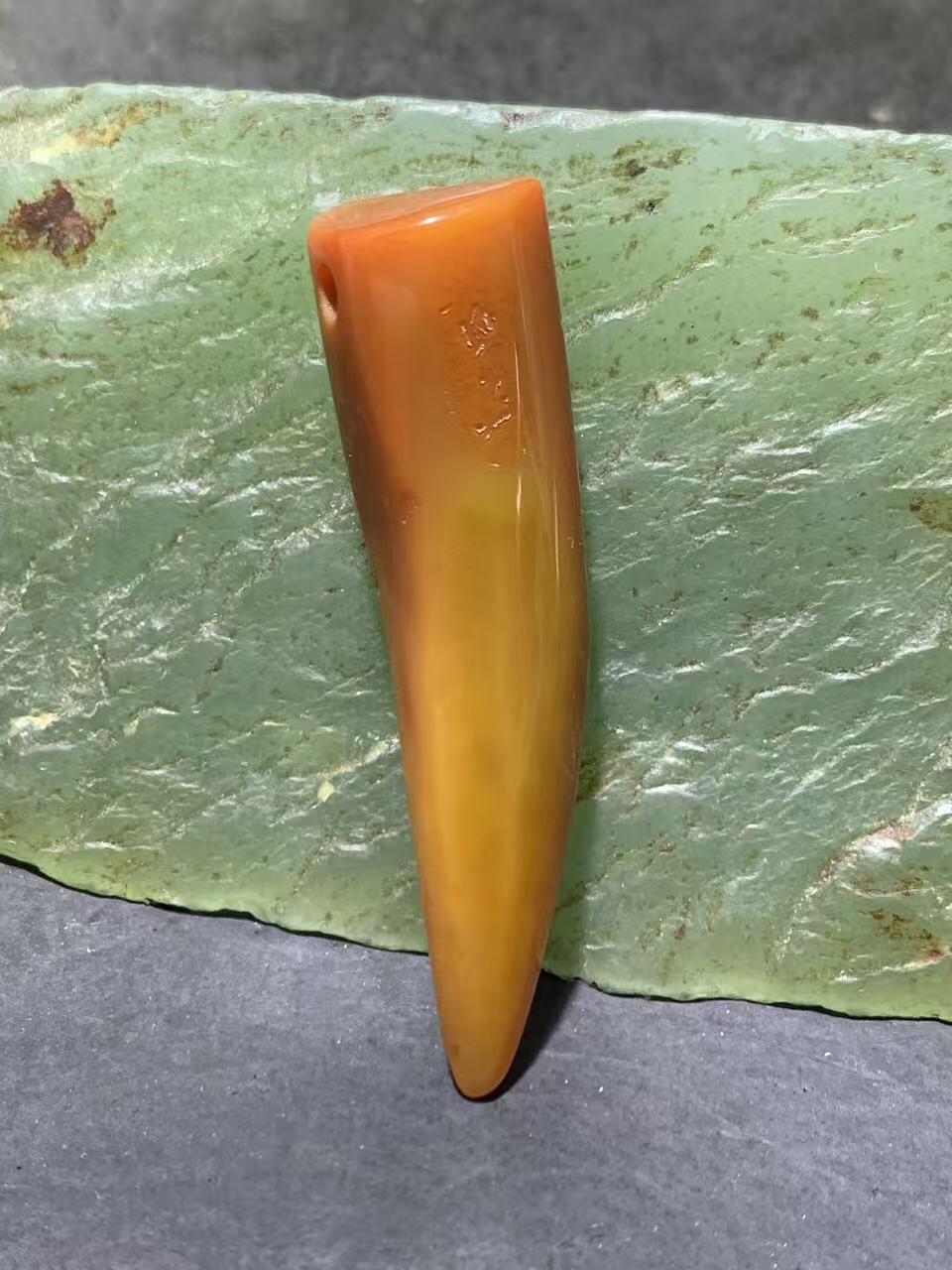 精美蒙料原皮冻料战国红随形玛瑙牙形吊坠一个，