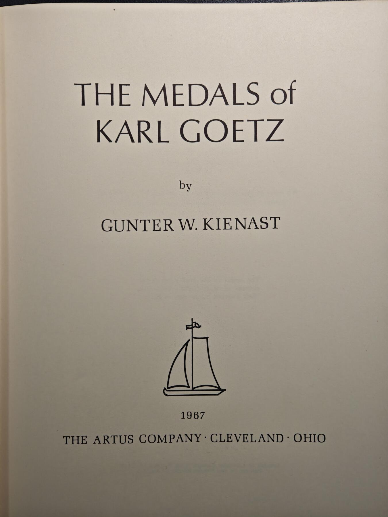 【德藏】世界币章拍卖第153期（拍品征集中~欢迎藏友联系） 97成新 绝版 1967年第一版 章牌大师卡尔歌茨-纪念章Kienast目录 作者亲笔签名版 超大开本 评级公司同款 全书约284页 布面镶嵌硬壳精装