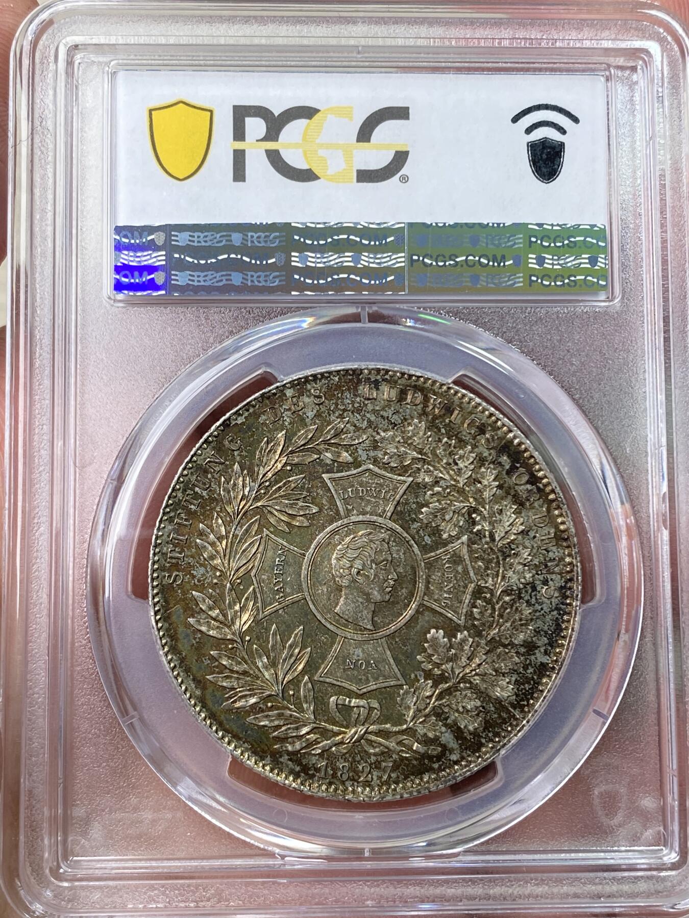 万国钱币拍卖第055期 PCGS MS62 1827年巴伐利亚路德维希勋章历史大泰勒 1827年8月25日路德维希一世以国王之名设立路德维希勋章 用以表彰为王国服务满50周年的杰出人员 并敕令造币厂发行此历史泰勒加以纪念 系列中罕见品种 阴阳调和单面五彩 状态难得