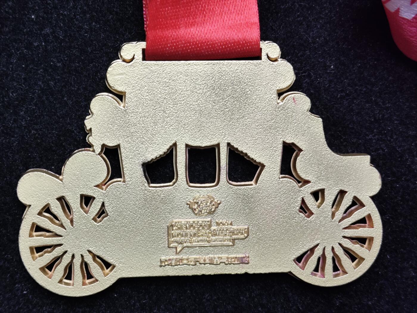 体育马拉松奖牌 2016年成都女子半程线上马拉松奖牌咕咚纪念章，金属材质，南瓜马车造型