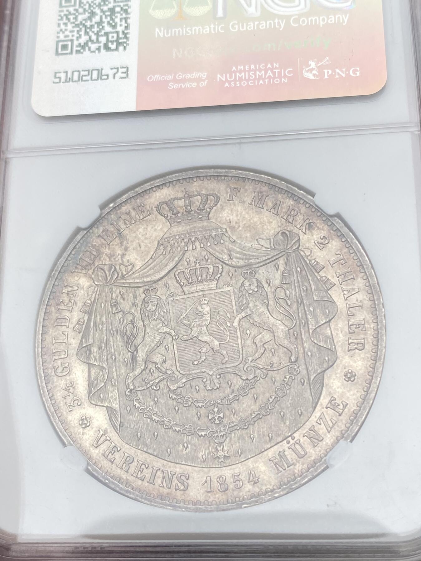 万国钱币拍卖第055期 NGC AU58 1854年德国黑森-达姆施塔特双狮纹章流通2泰勒 小邦中的超级难点 与另一版头像的黑森双狮不是一个级别的存在 单年发行43000枚且充分流通 NGC共4枚评级记录 PC最高分58  原味淡彩足以入藏的品质