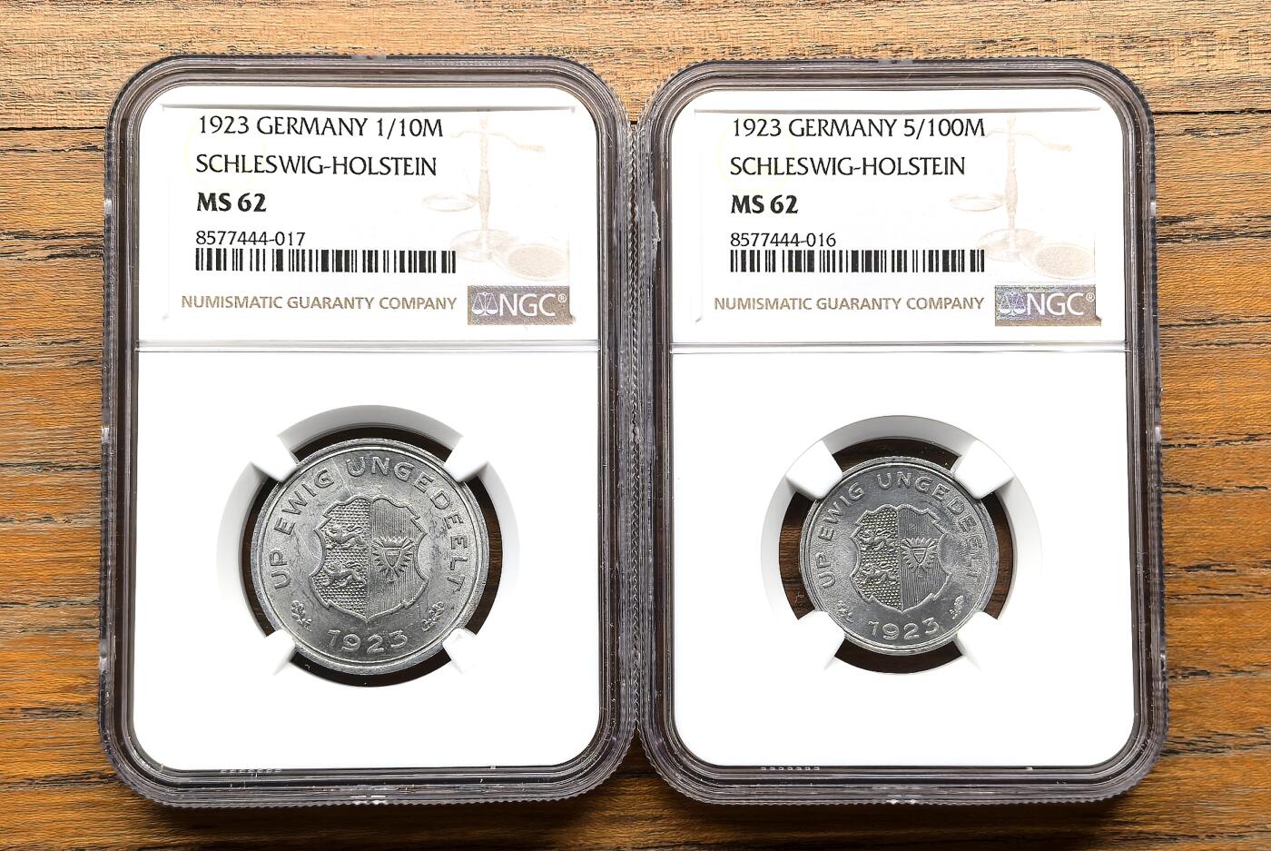 泉海漫舟·凡希社世界钱币微拍第三百十四期 1923德紧石勒苏益格-荷尔斯泰因两枚一组NGC-MS62，面值分别为10个1/100马克和5个1/100马克。
