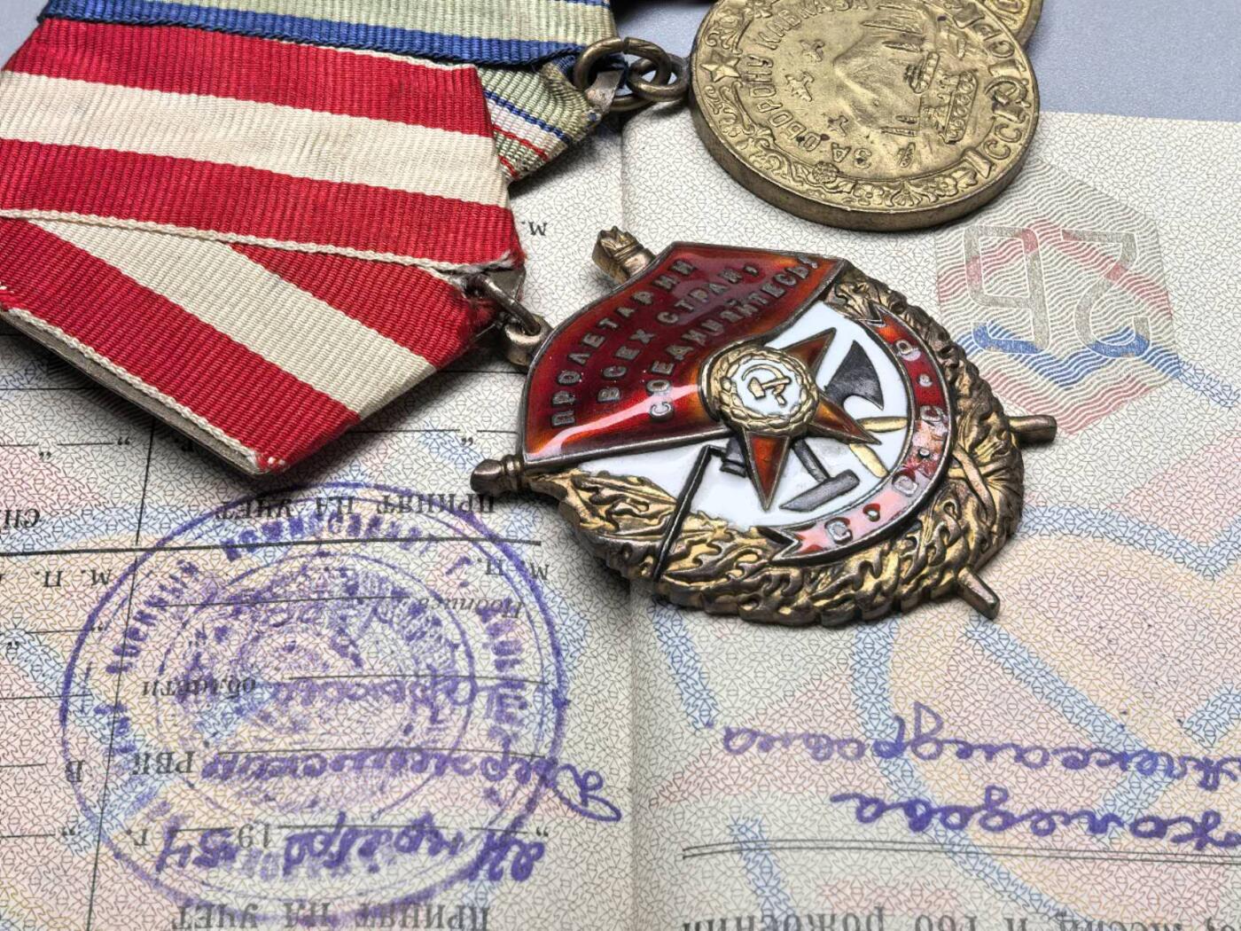 小驴勋章奖章收藏11月15日周六晚五点拍卖（珍爱和平，收藏战争，铭记历史，勿忘国耻，忠党爱国。有偿代拍，送拍规则在简介最后，参拍须阅读规则后再参拍，关系到运费包装发货时效真假辨别等关键信息，拍卖时不再发原图，看大图店主微信码在拍卖店铺介绍里） 二战红星两枚台阶版N0:145691,N01191731 ，红旗勋章（文字处脱皮），保卫高加索、战胜德国、建军三十周年，均带证书和部分电子档案。 主人：苏联空军工程兵少校 二战时是空军维修工程师，空军军校教官