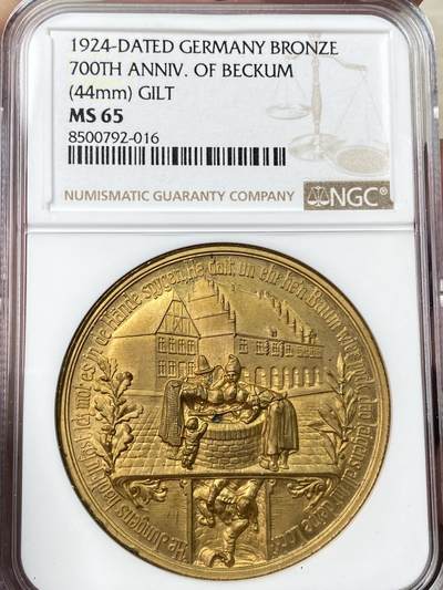 万国钱币拍卖第055期 - NGC MS65 1924年德国贝库姆建城700周年纪念镀金大铜章 顶级BU精制镜面高浮雕 城市景观被黄金覆盖 富丽堂皇 44MM 29.2G