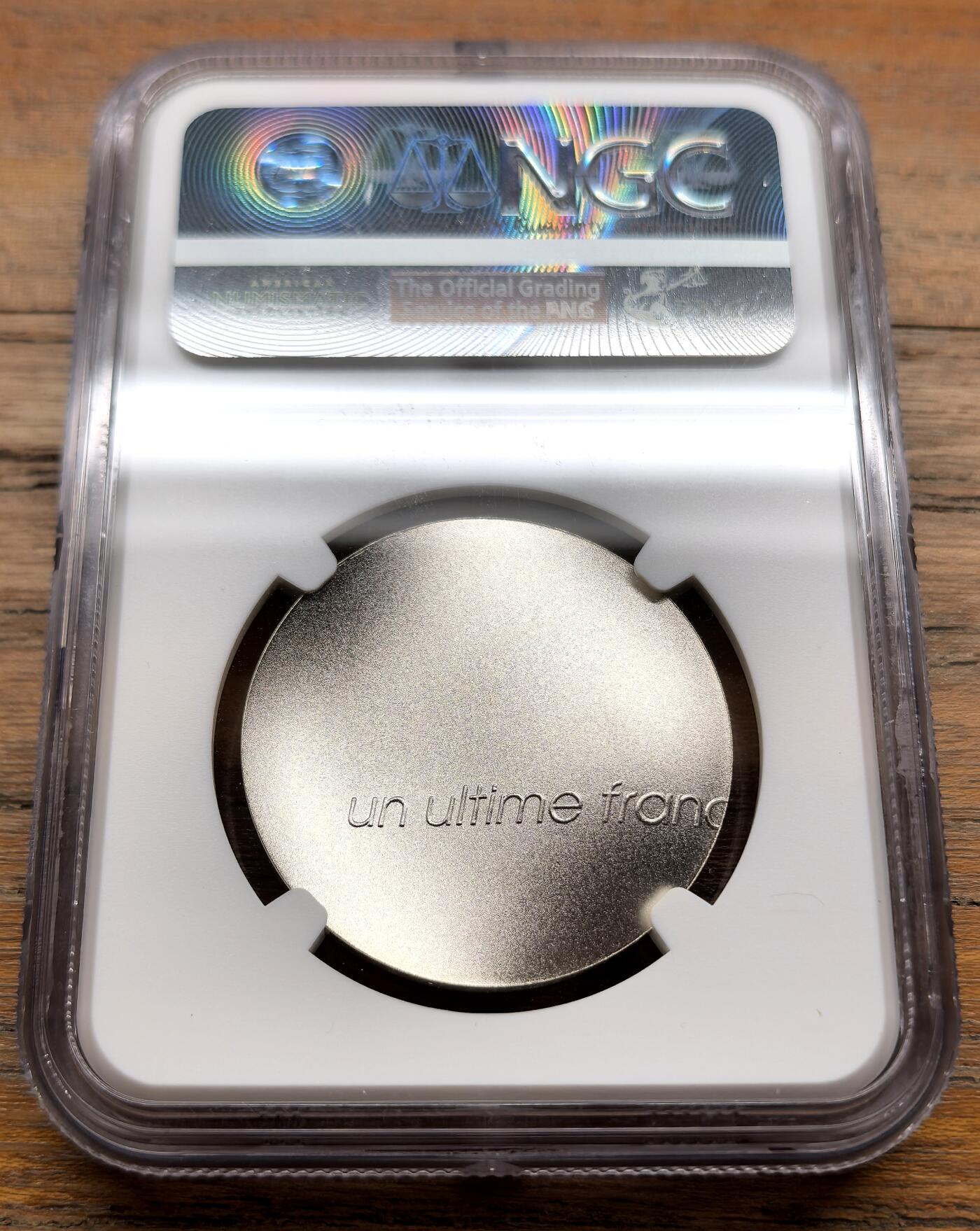 泉海漫舟·凡希社世界钱币微拍第三百十四期 2001法兰西最后的法郎波浪形异形银币NGC-MS69MATTE，69高分难得！