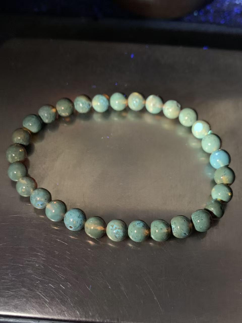 乌克兰花珀随形手串一条，