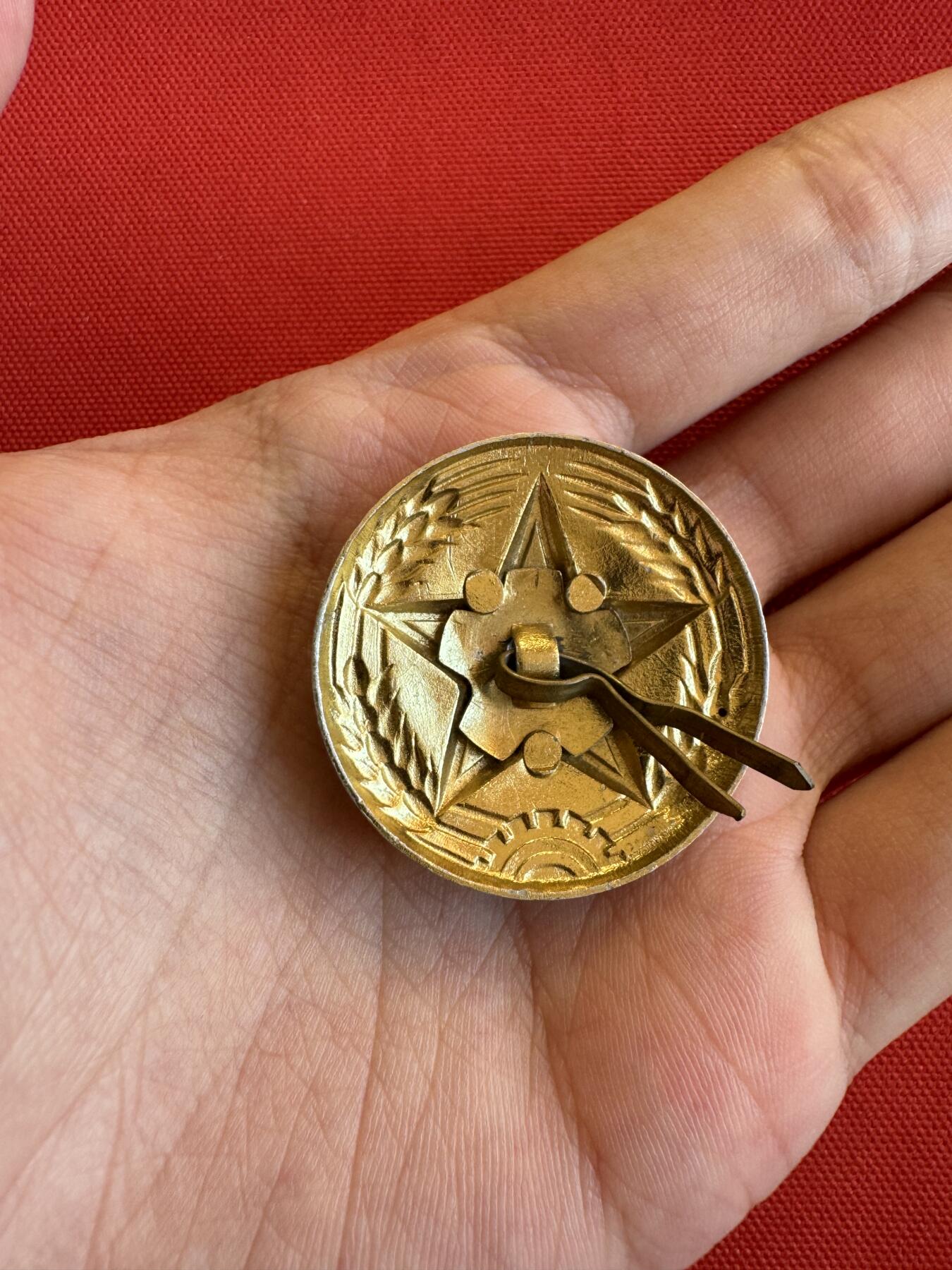 五哥徽章群   15号周六晚上八点4群联拍 帽徽