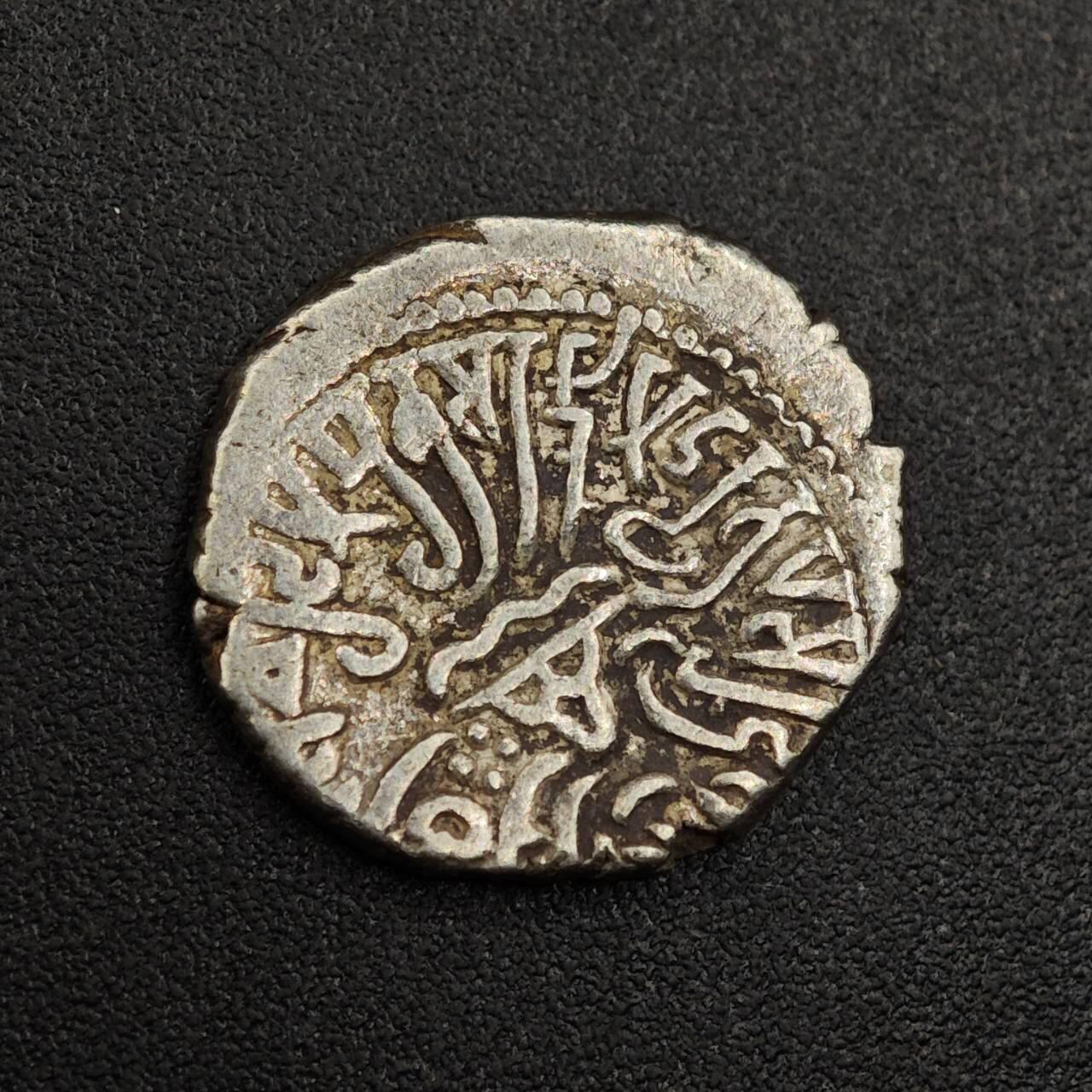 【淘币小摊】实时拍第七百九十六拍   小银币场   满百包邮可预留二周 每周一统一发货   古印度西萨特拉普王朝西郡太守银币 公元3-4世纪 1德拉克马银币重2.1克 正面国王头像 背面三拱佛丘 婆罗米文+星月 好品 细节清晰 