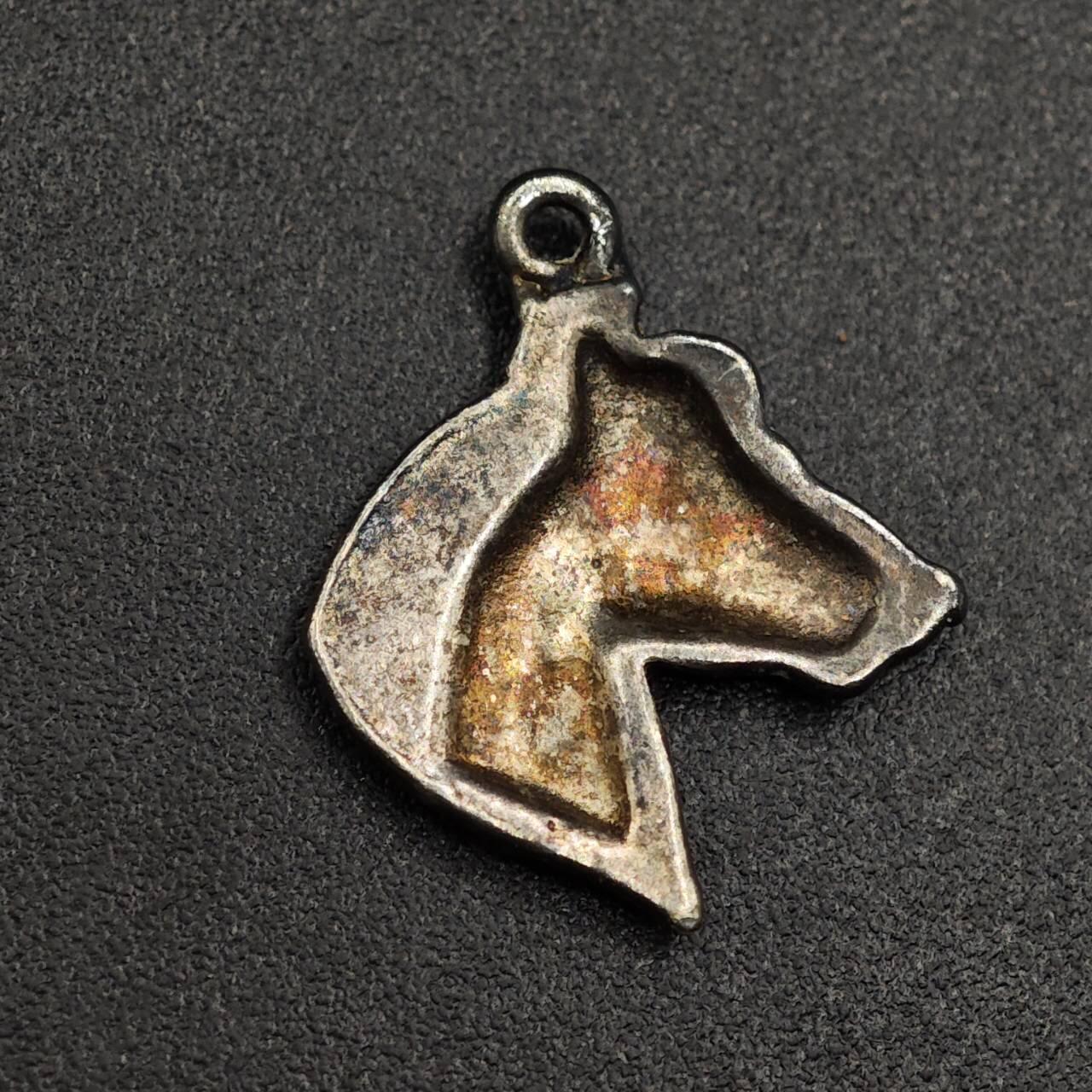 【淘币小摊】实时拍第七百九十六拍   小银币场   满百包邮可预留二周 每周一统一发货   银马头吊坠重1.1克