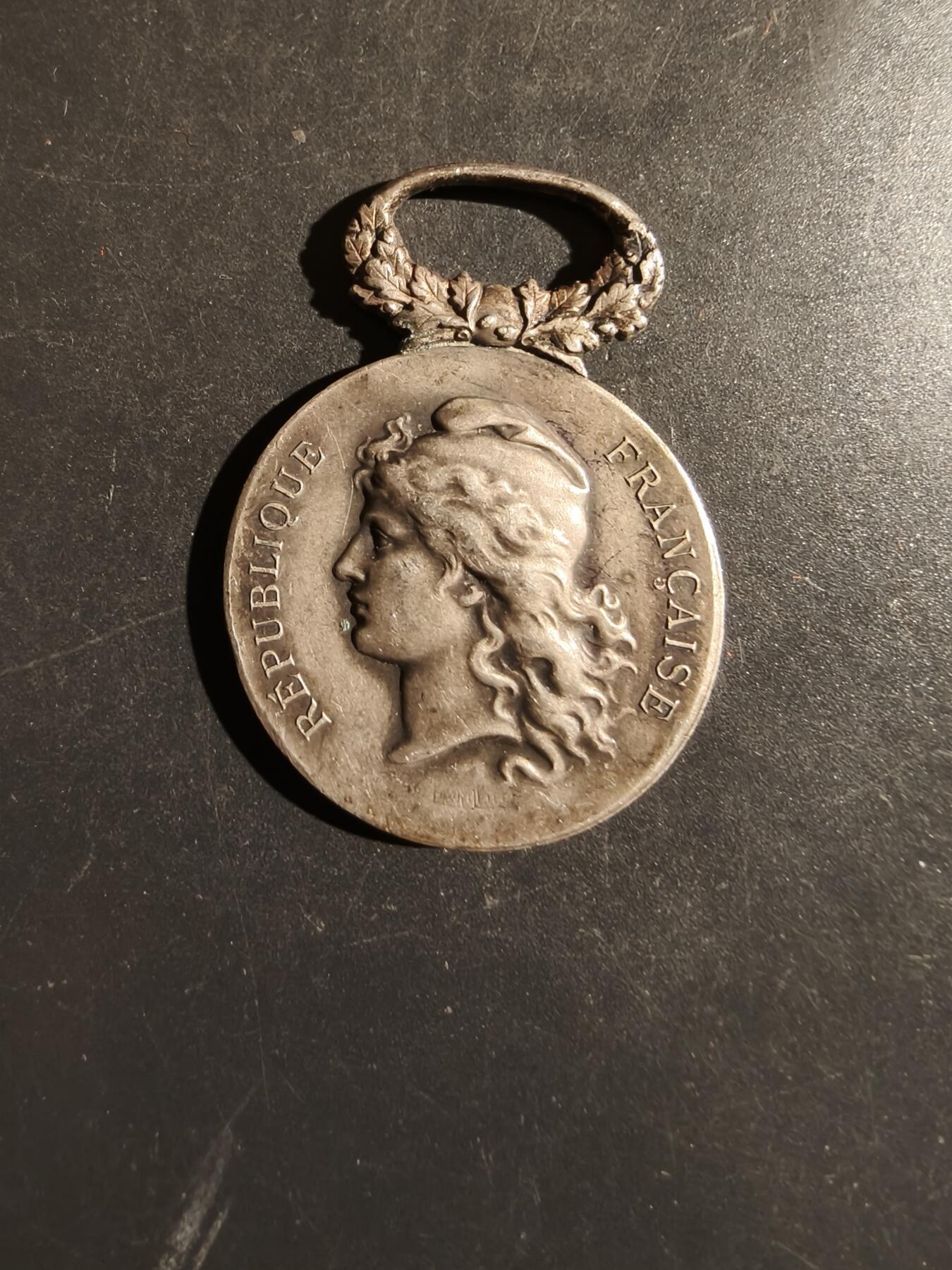 老王徽章第163期 13-15日三场连拍 16日统一发货  13、14日结束后可寄存 法国银级国家鼓励发展协会奖章