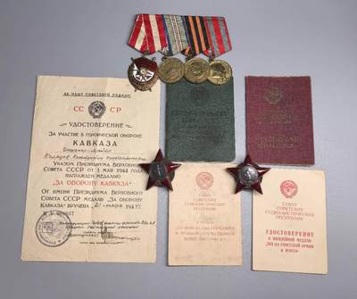 小驴勋章奖章收藏11月15日周六晚五点拍卖（珍爱和平，收藏战争，铭记历史，勿忘国耻，忠党爱国。有偿代拍，送拍规则在简介最后，参拍须阅读规则后再参拍，关系到运费包装发货时效真假辨别等关键信息，拍卖时不再发原图，看大图店主微信码在拍卖店铺介绍里） - 二战红星两枚台阶版N0:145691,N01191731 ，红旗勋章（文字处脱皮），保卫高加索、战胜德国、建军三十周年，均带证书和部分电子档案。 主人：苏联空军工程兵少校 二战时是空军维修工程师，空军军校教官