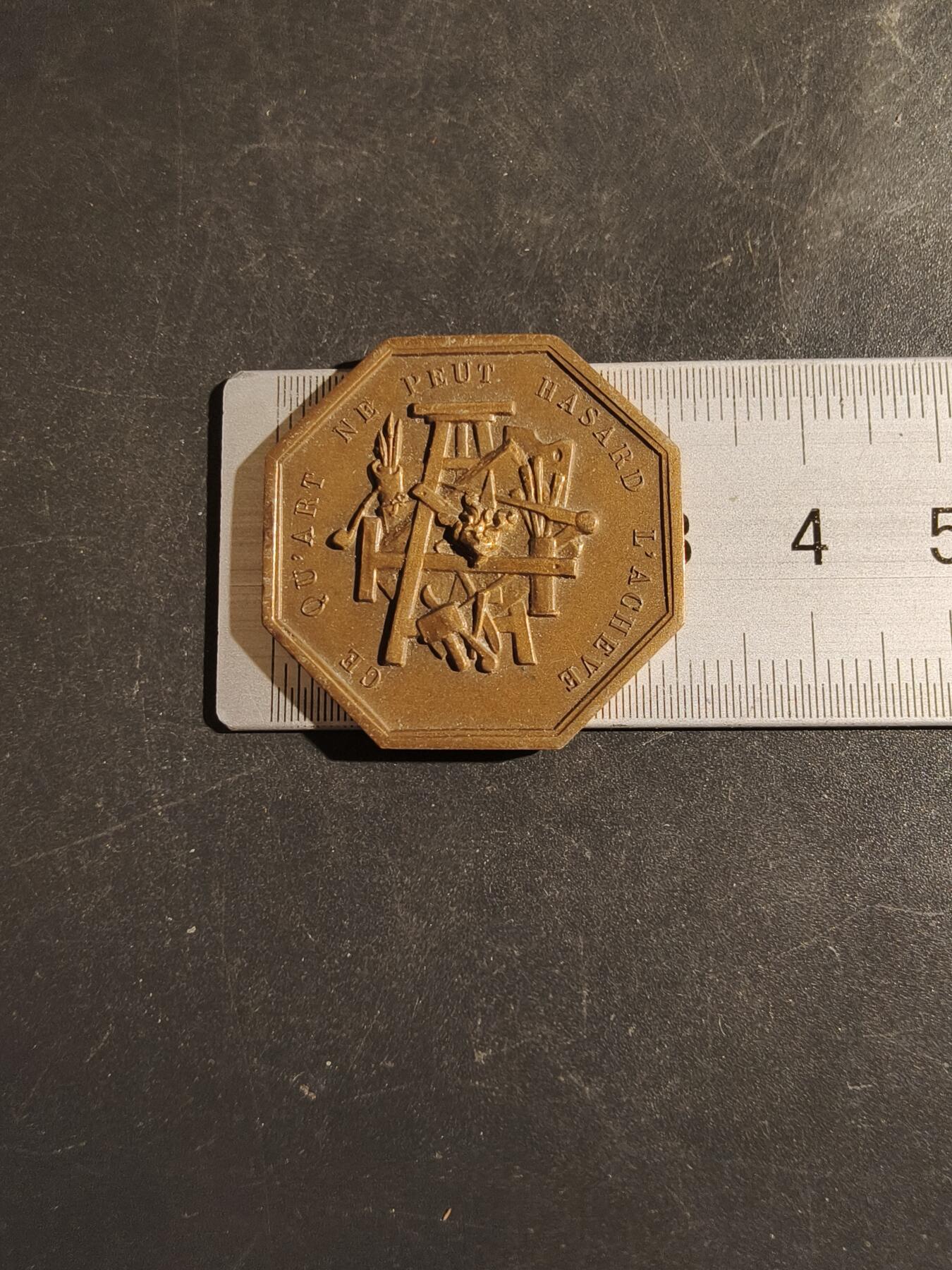 老王徽章第163期 13-15日三场连拍 16日统一发货  13、14日结束后可寄存 法国艺术协会八角铜章    直径30mm.    重量11.8g