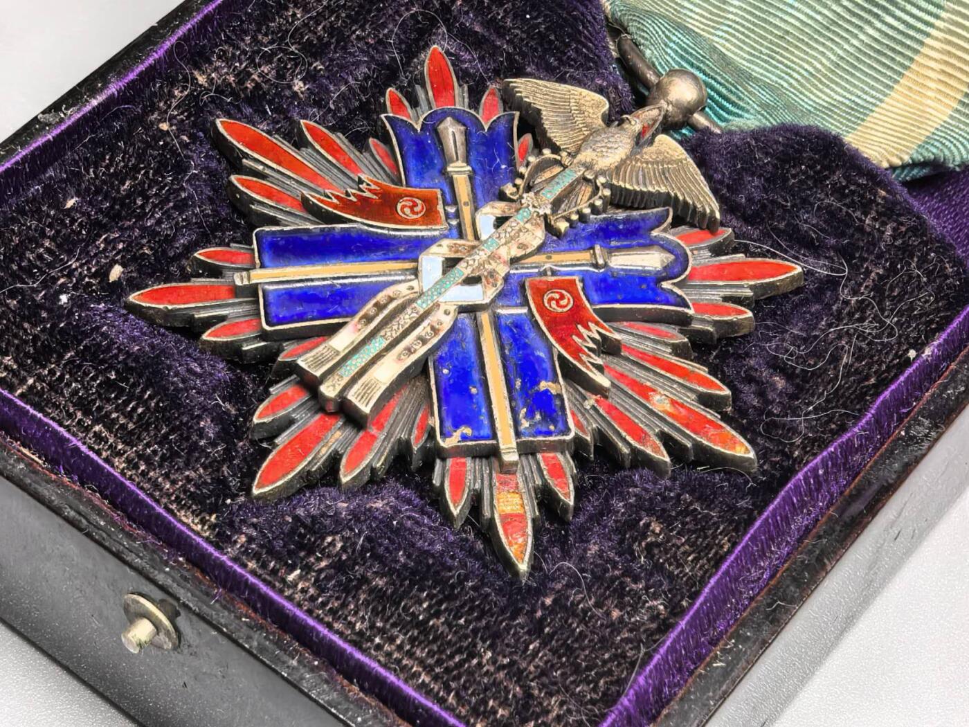 小驴勋章奖章收藏11月15日周六晚五点拍卖（珍爱和平，收藏战争，铭记历史，勿忘国耻，忠党爱国。有偿代拍，送拍规则在简介最后，参拍须阅读规则后再参拍，关系到运费包装发货时效真假辨别等关键信息，拍卖时不再发原图，看大图店主微信码在拍卖店铺介绍里） 金鵄，五等章配四等盒，品如图