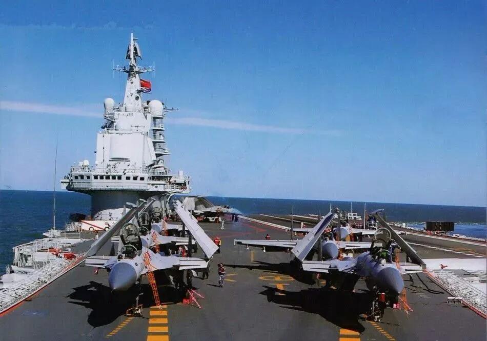 红色经典收藏拍卖专场第31期 库存品相 辽宁舰盾章带原盒  出访纪念品  不含笔记本电脑  可挂 可摆