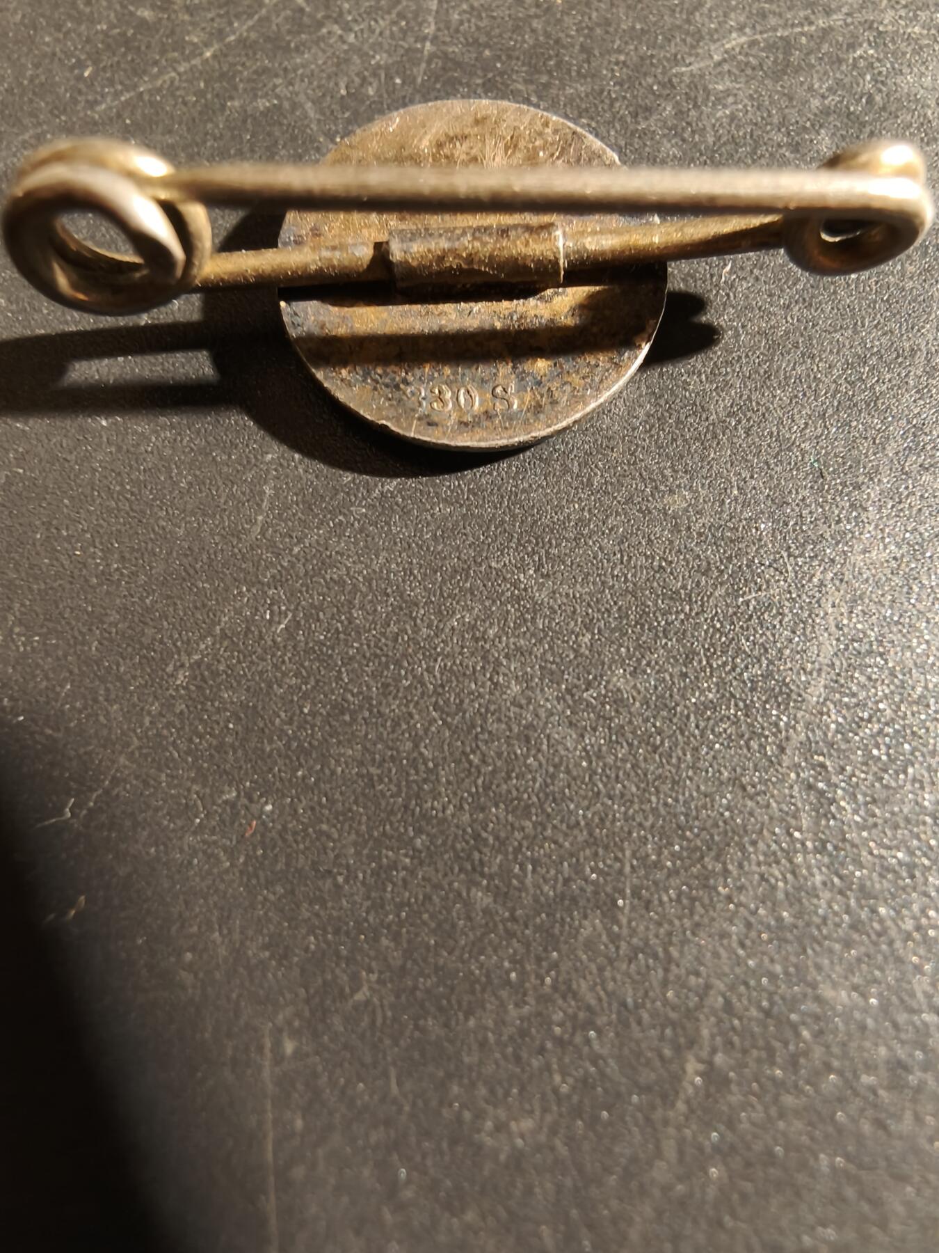 老王徽章第163期 13-15日三场连拍 16日统一发货  13、14日结束后可寄存 丹麦红十字会徽章    830银质珐琅     2.2g